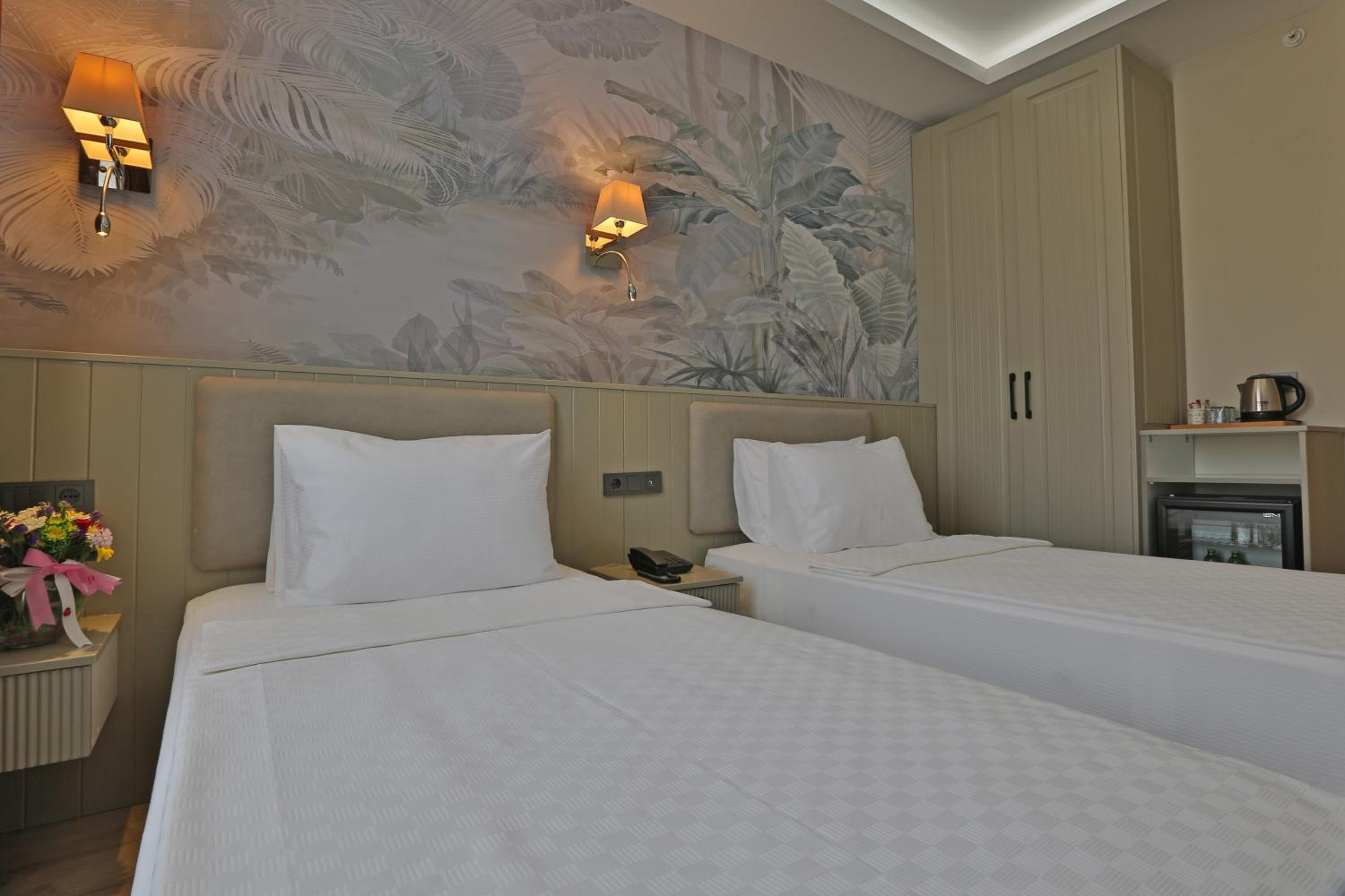 Twin Room with Pool View - Photo 4