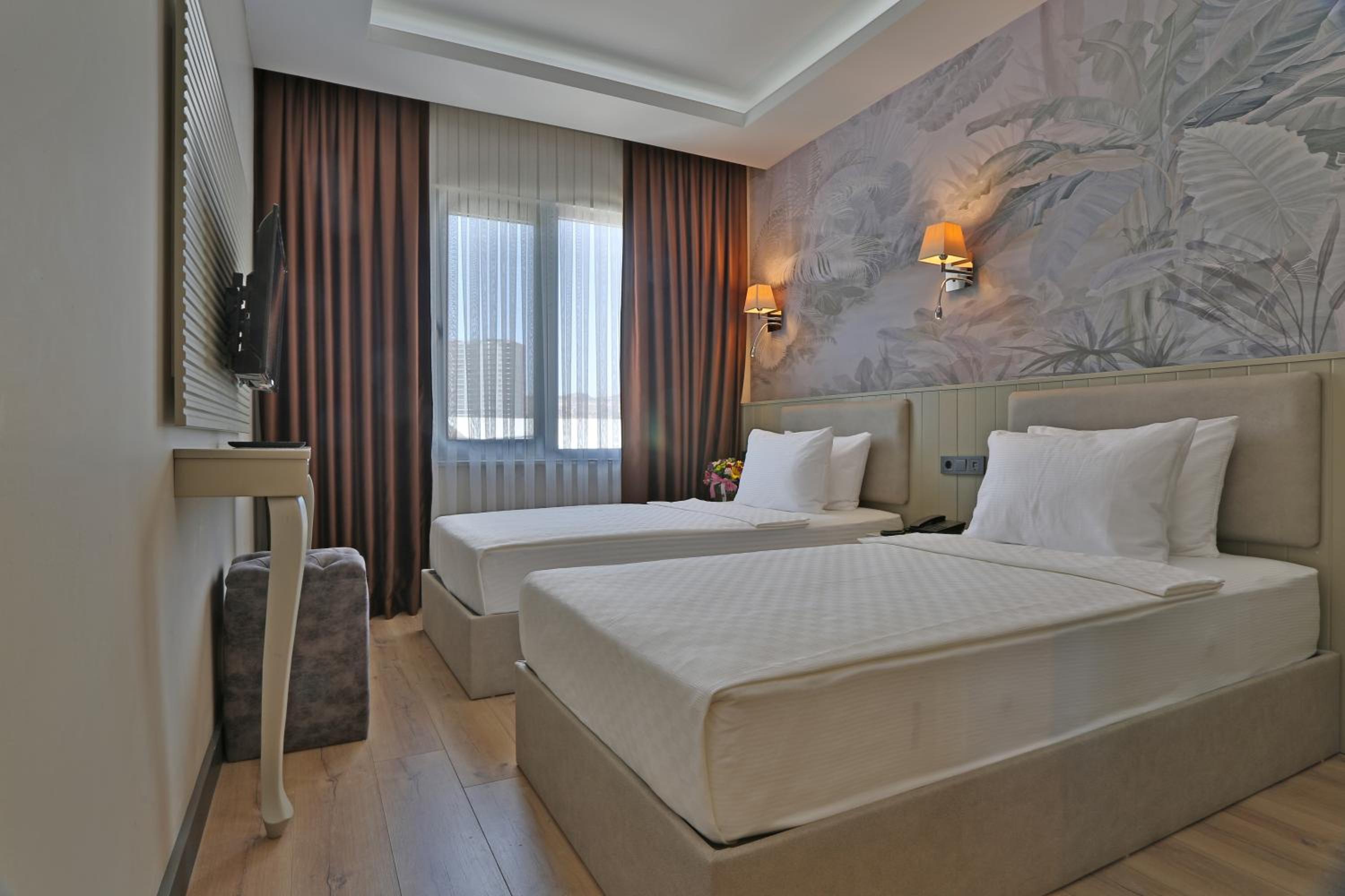 Twin Room with Pool View - Photo 3