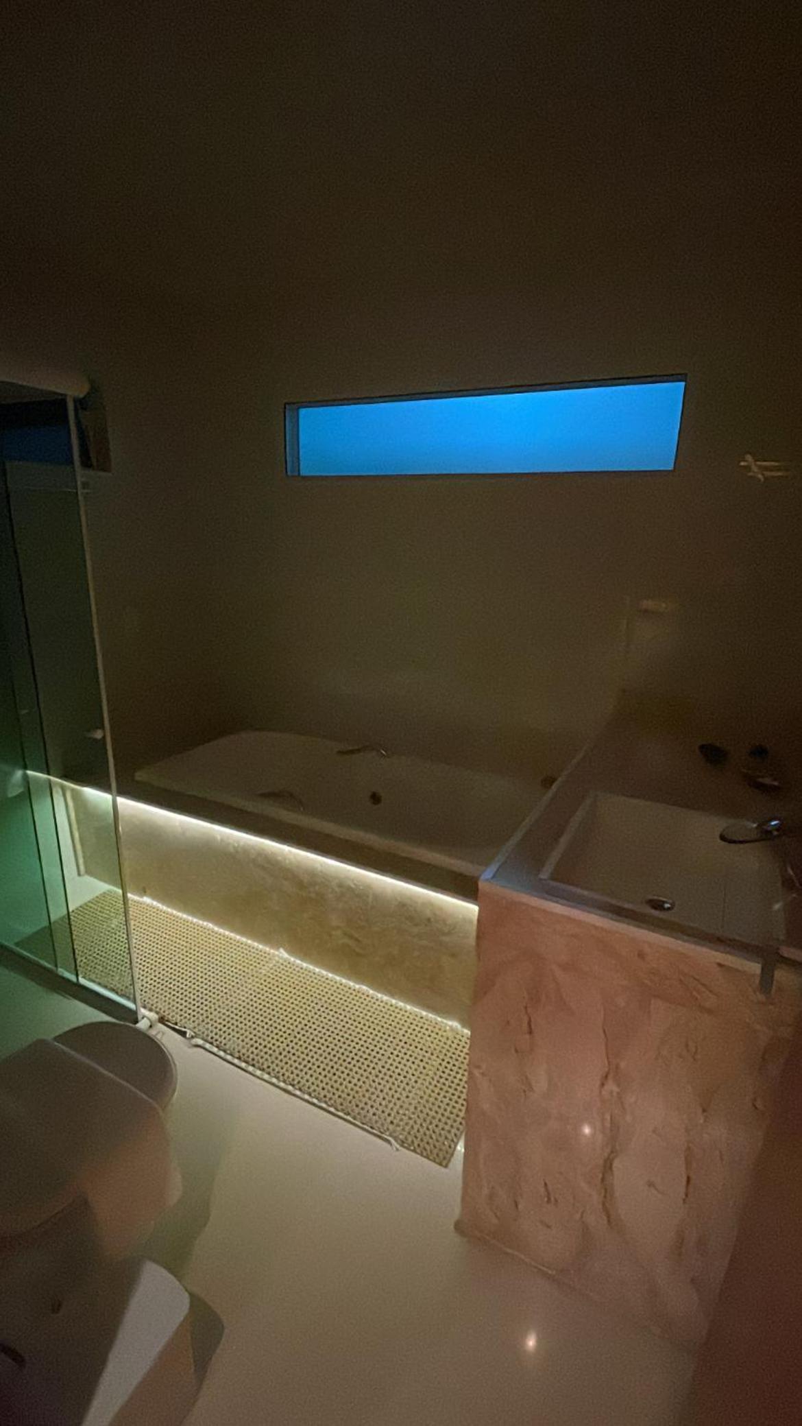 Double Room with Spa Bath - Photo 2
