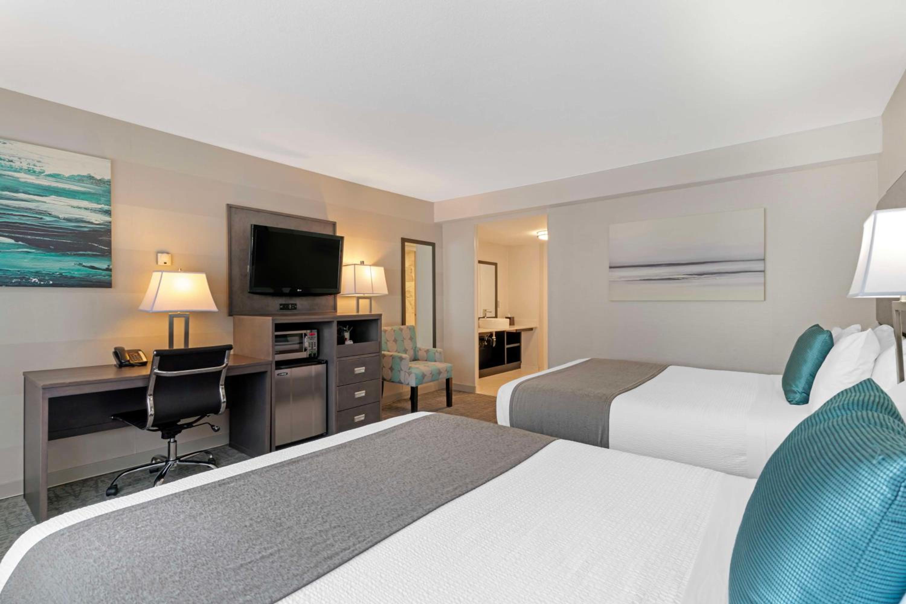 Large Queen Room with Two Queen Beds - Non-Smoking - Photo 2
