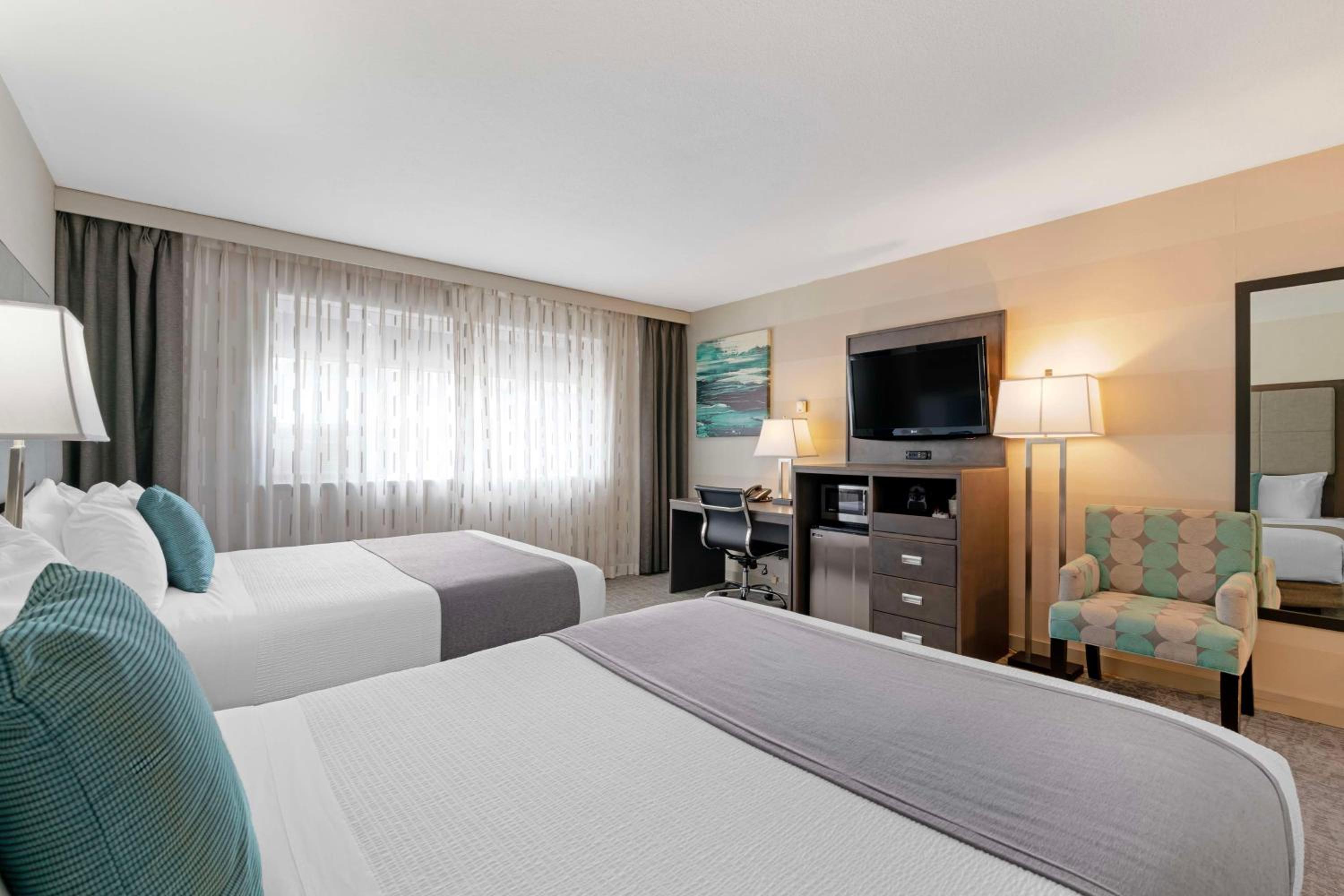 Large Queen Room with Two Queen Beds - Non-Smoking - Photo 3