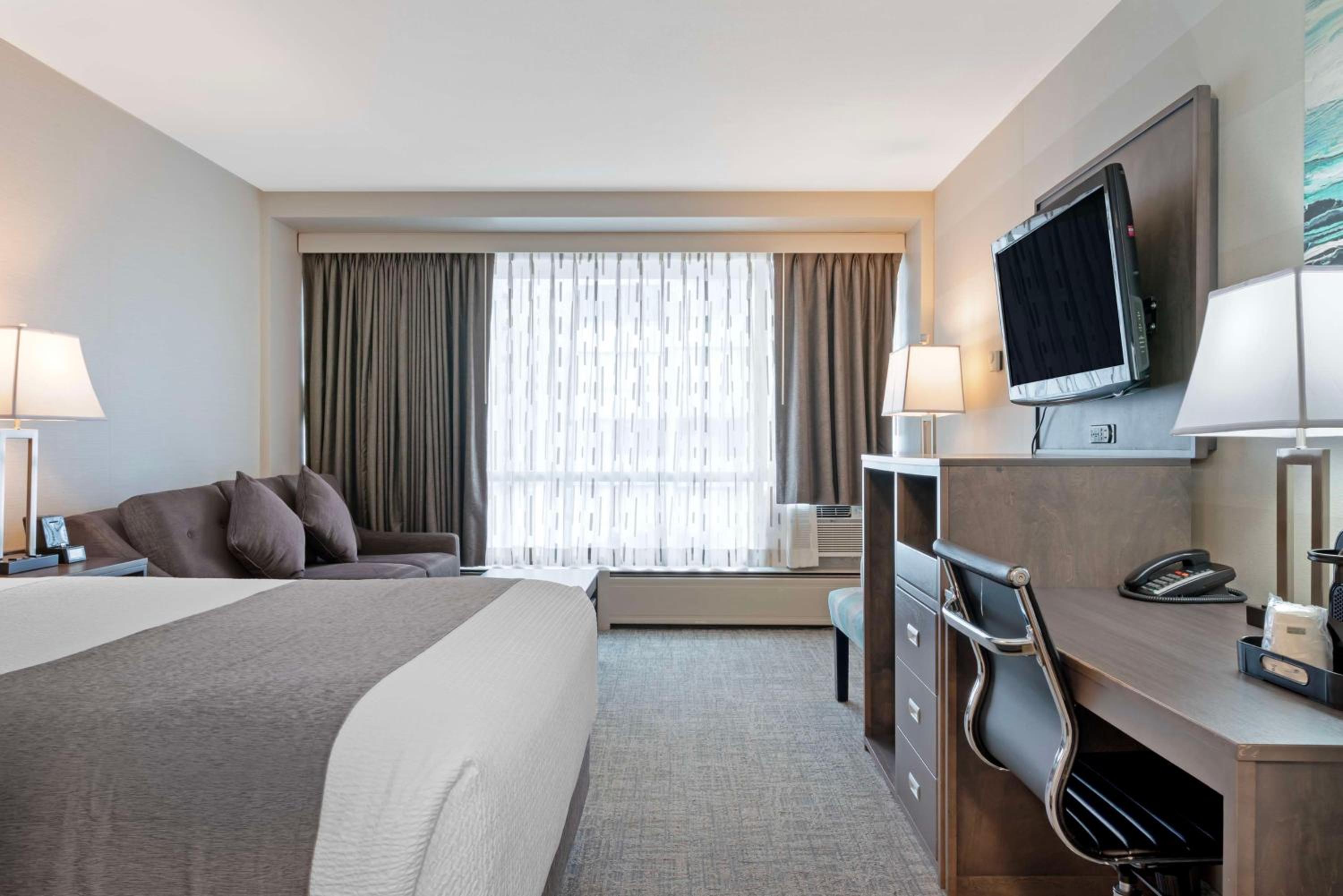 Premium King Room with Balcony - Non-Smoking - Photo 1