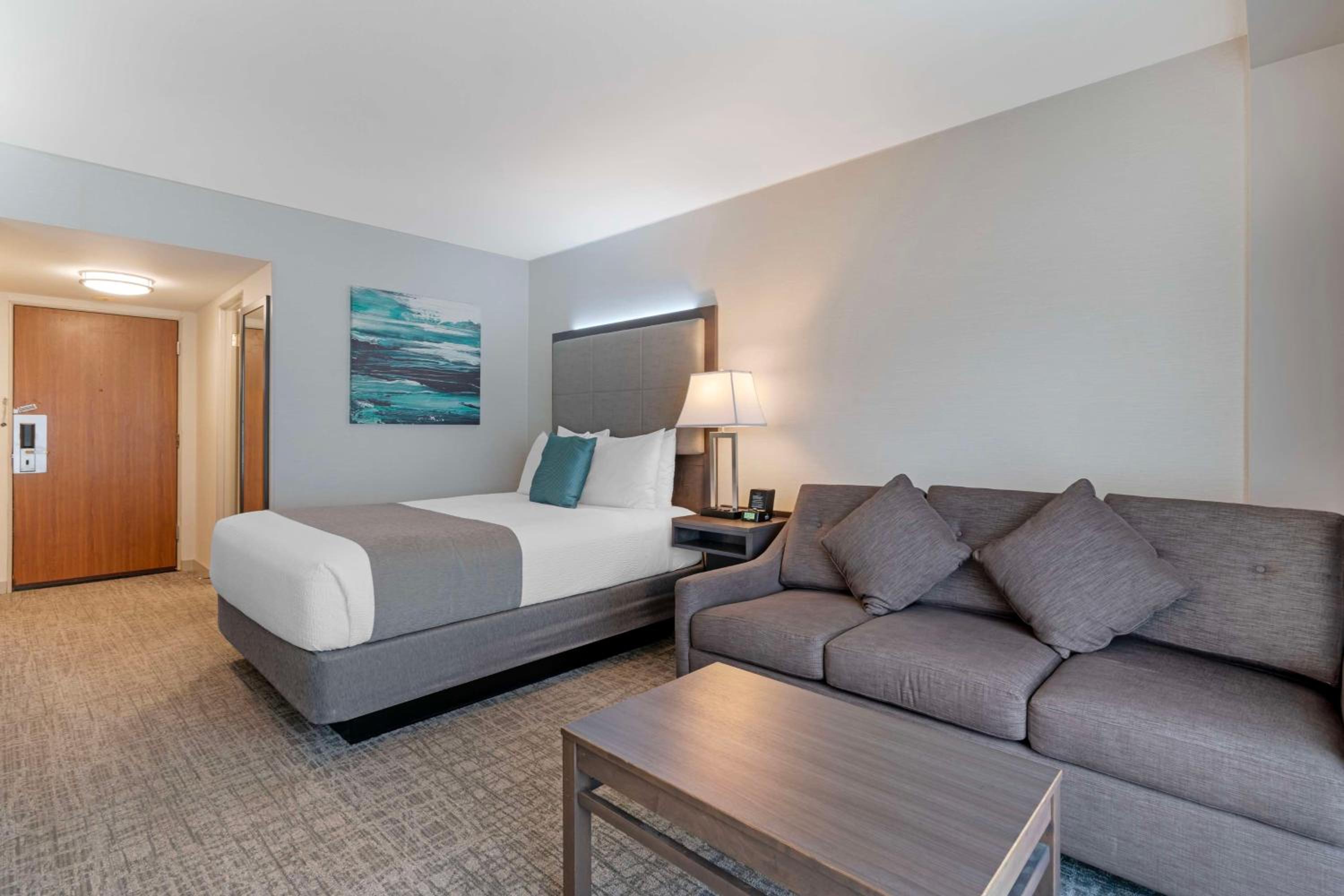 Business Queen Suite with separate living room and Sofa Bed - Non-Smoking - Photo 1