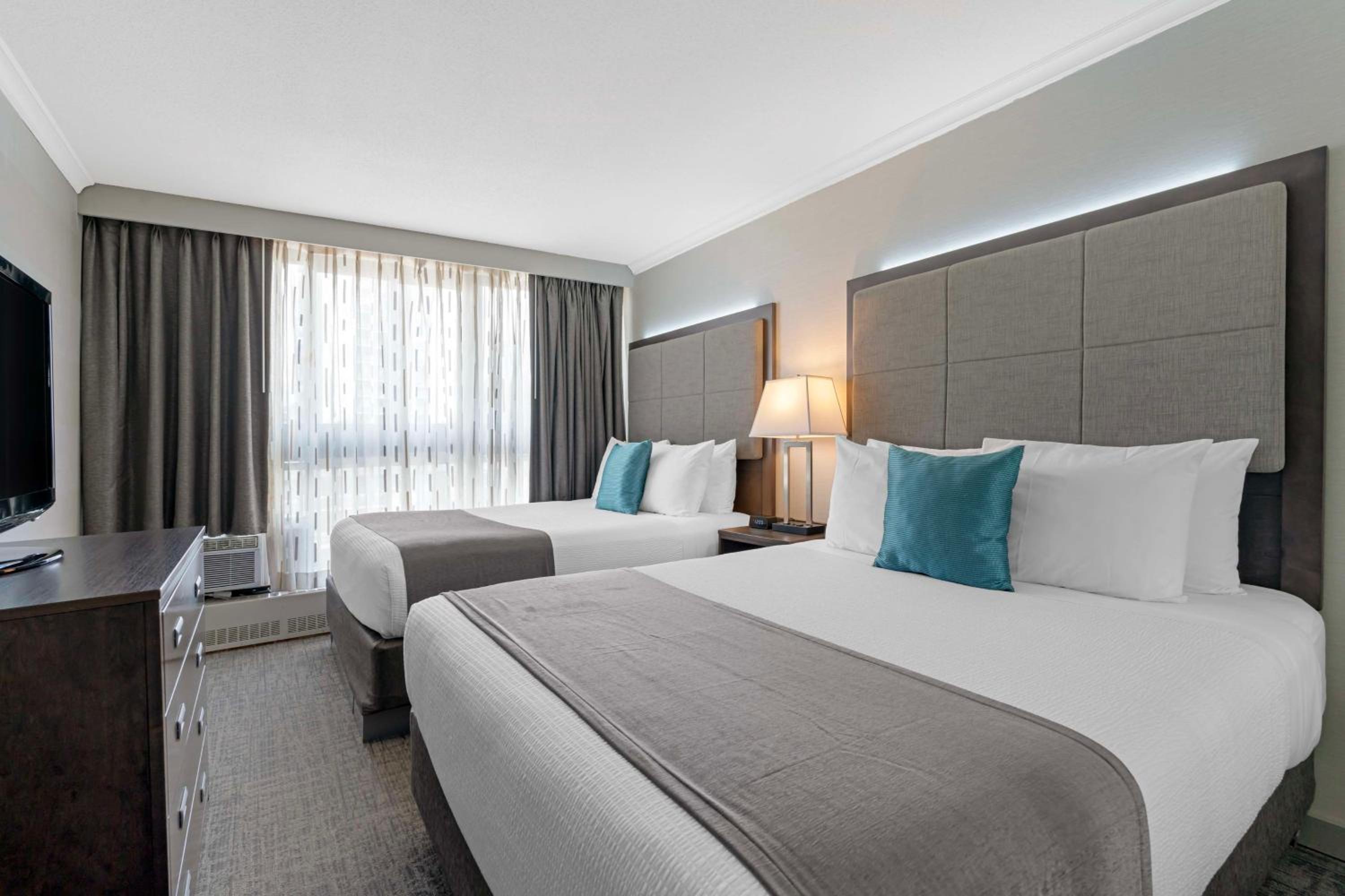 Premium Room with Two Queen Beds and Balcony - Photo 4
