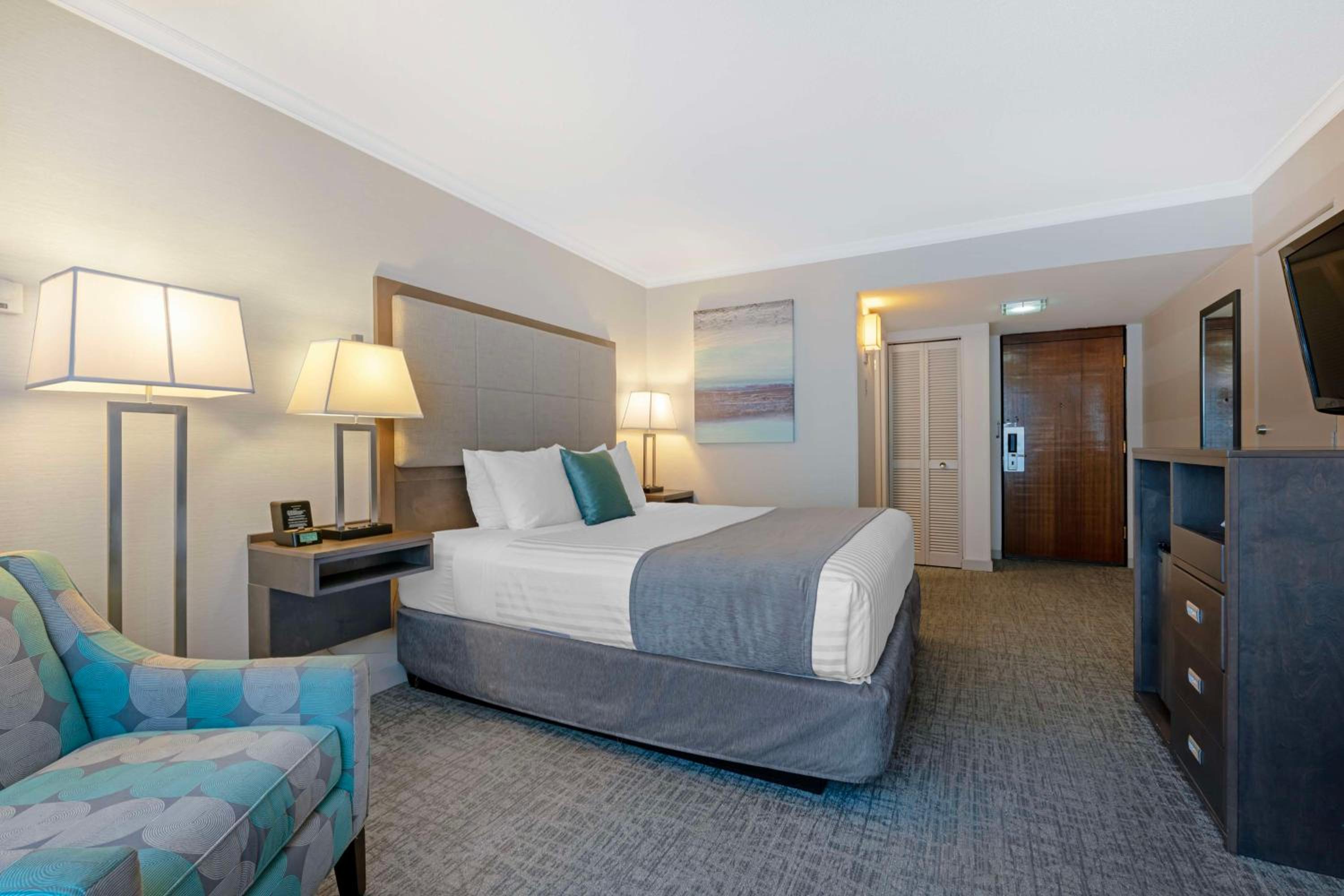 Business Queen Suite with separate living room and Sofa Bed - Non-Smoking - Photo 7