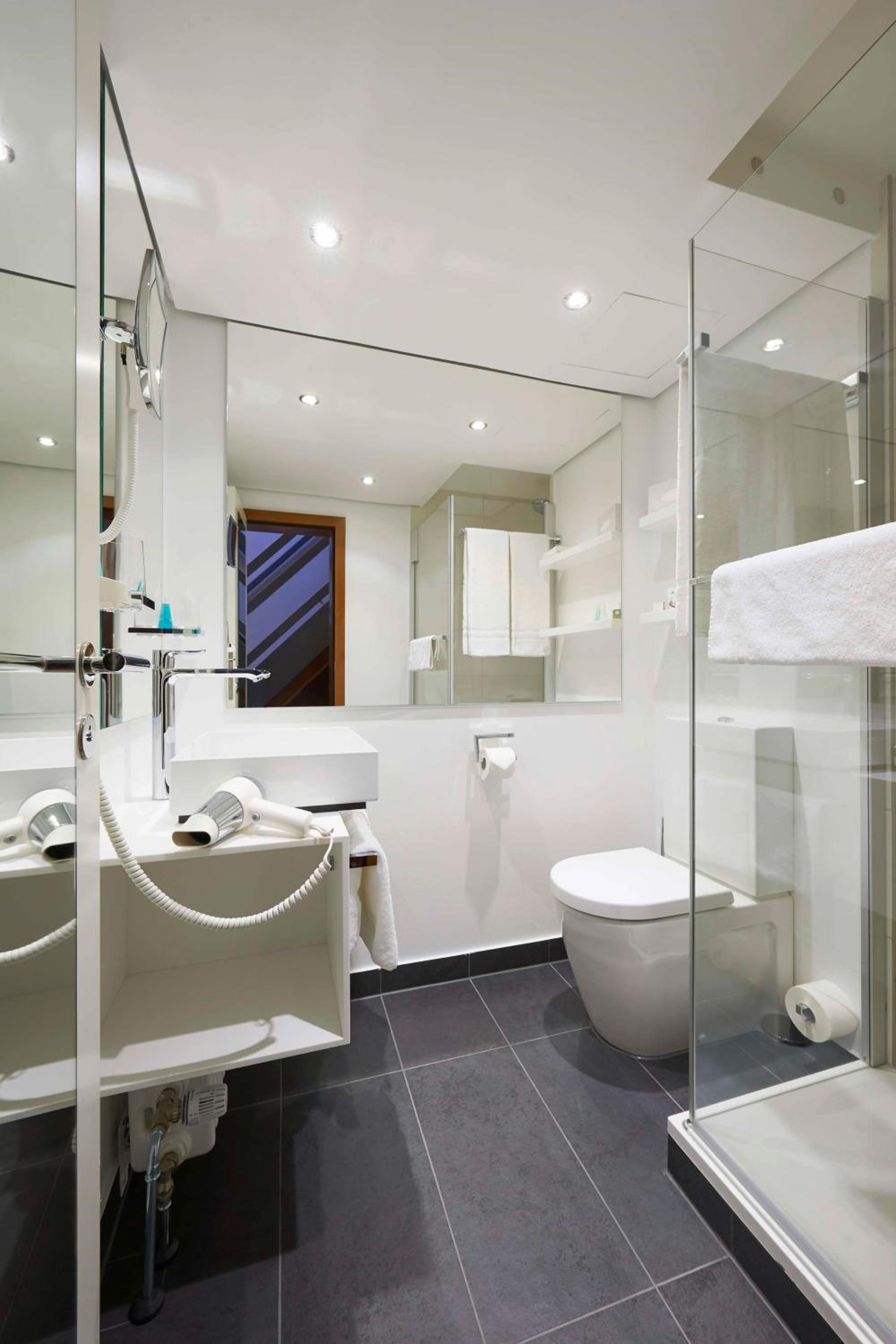 Standard Double Room - Photo 10