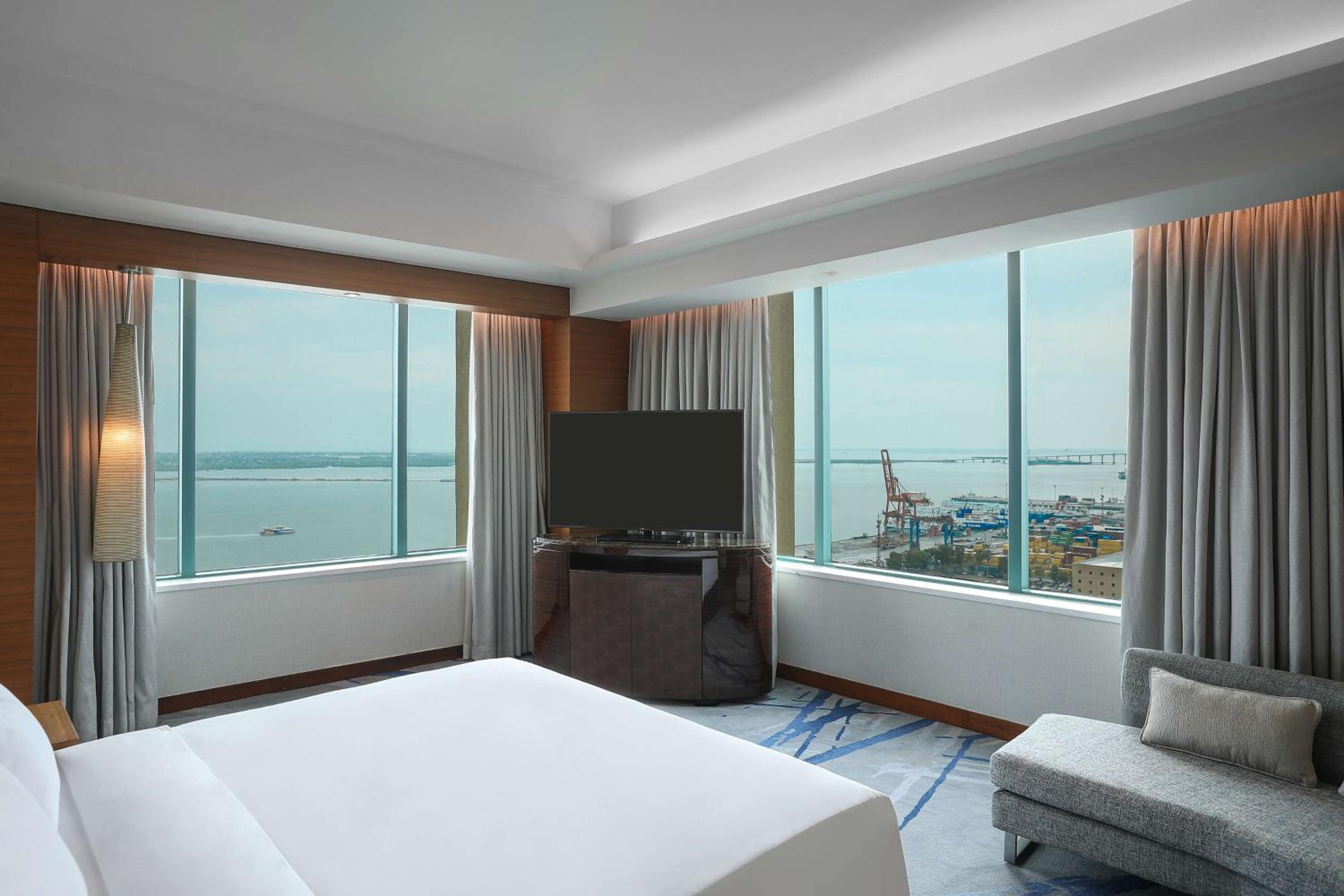 Suite with Lounge access - Harbor View - Photo 1