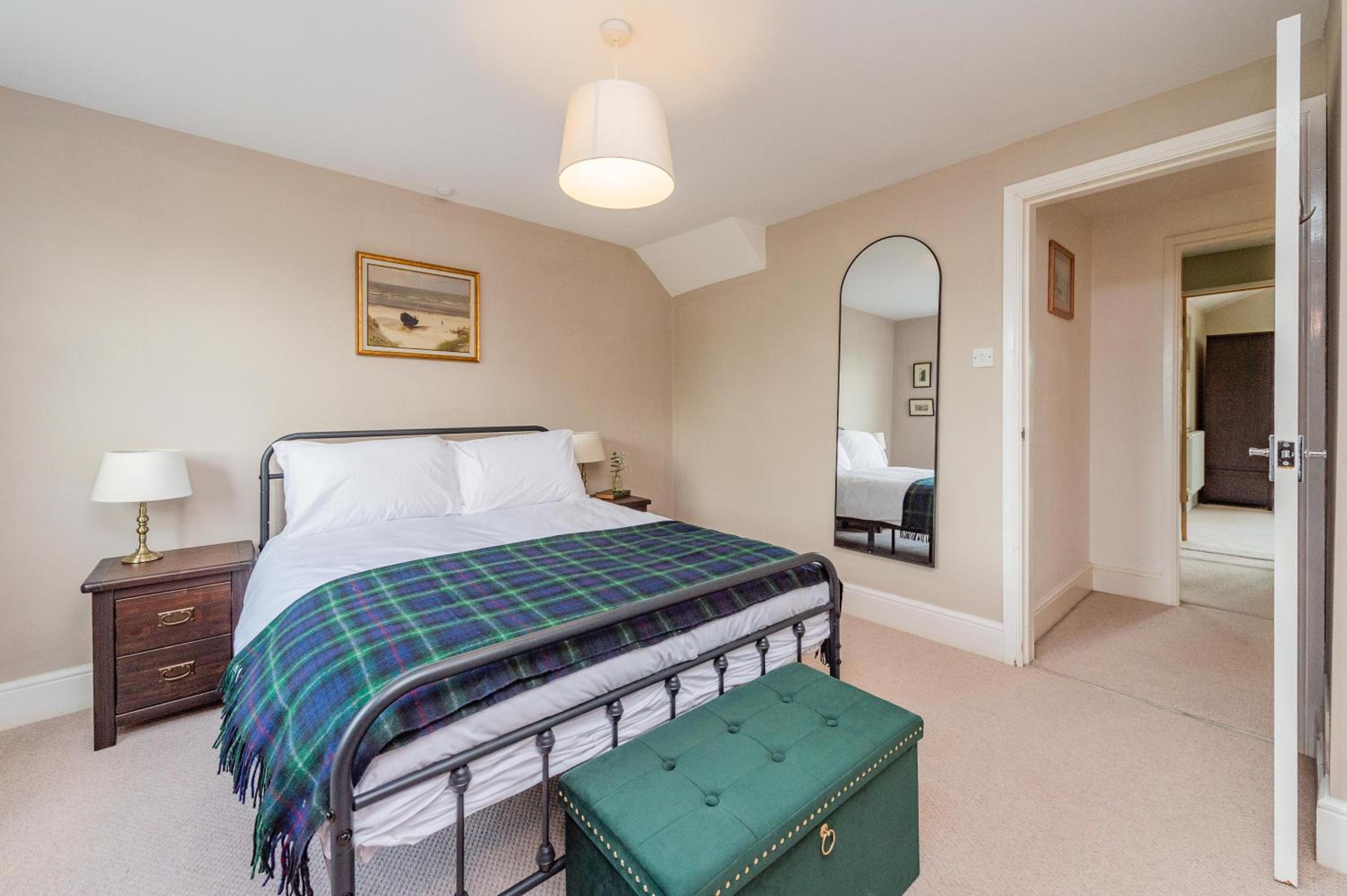 Five-Bedroom House photo 1