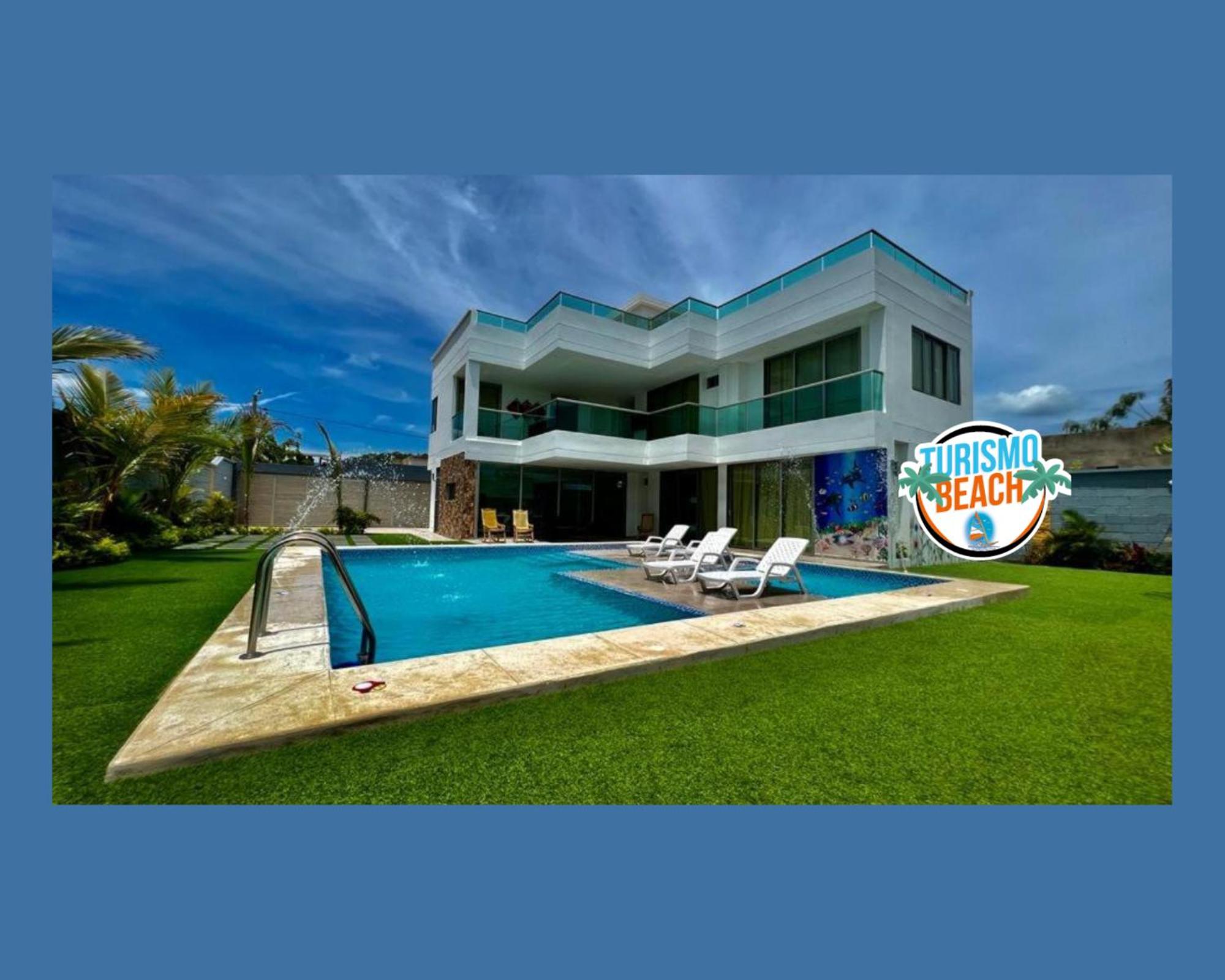 Six-Bedroom House photo 2