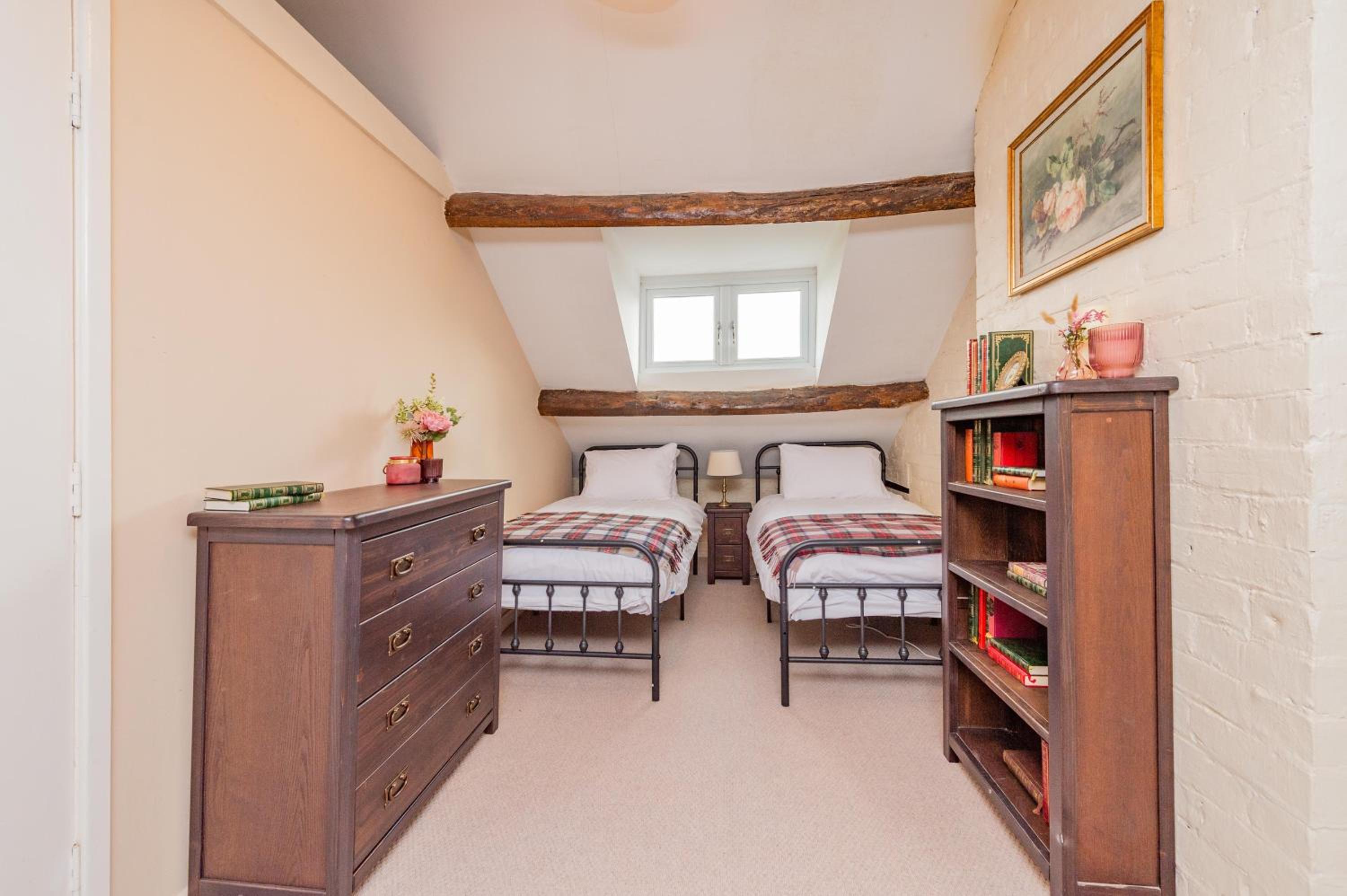 Five-Bedroom House photo 3