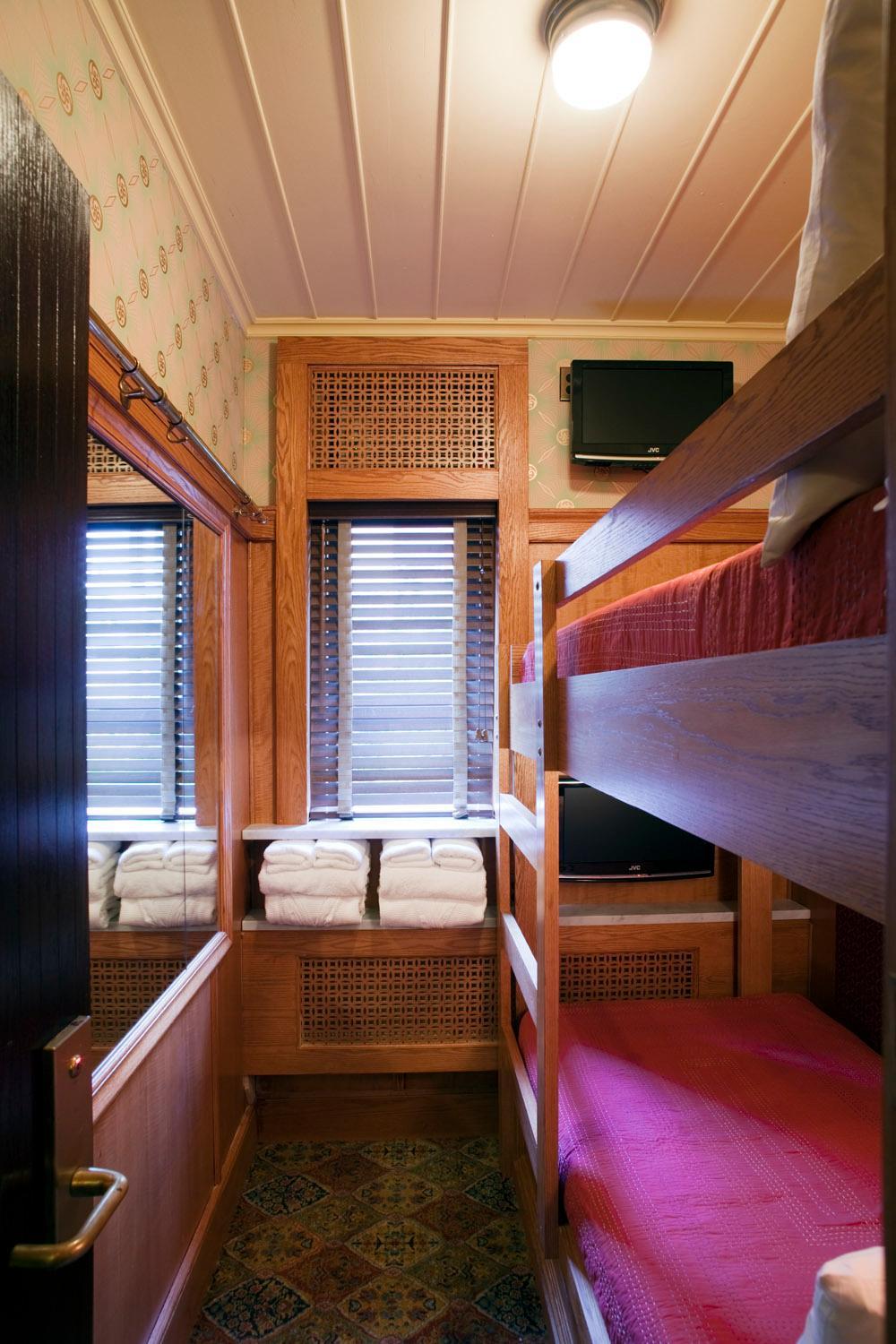 Bunk Bed Cabin with shared bathroom photo 1
