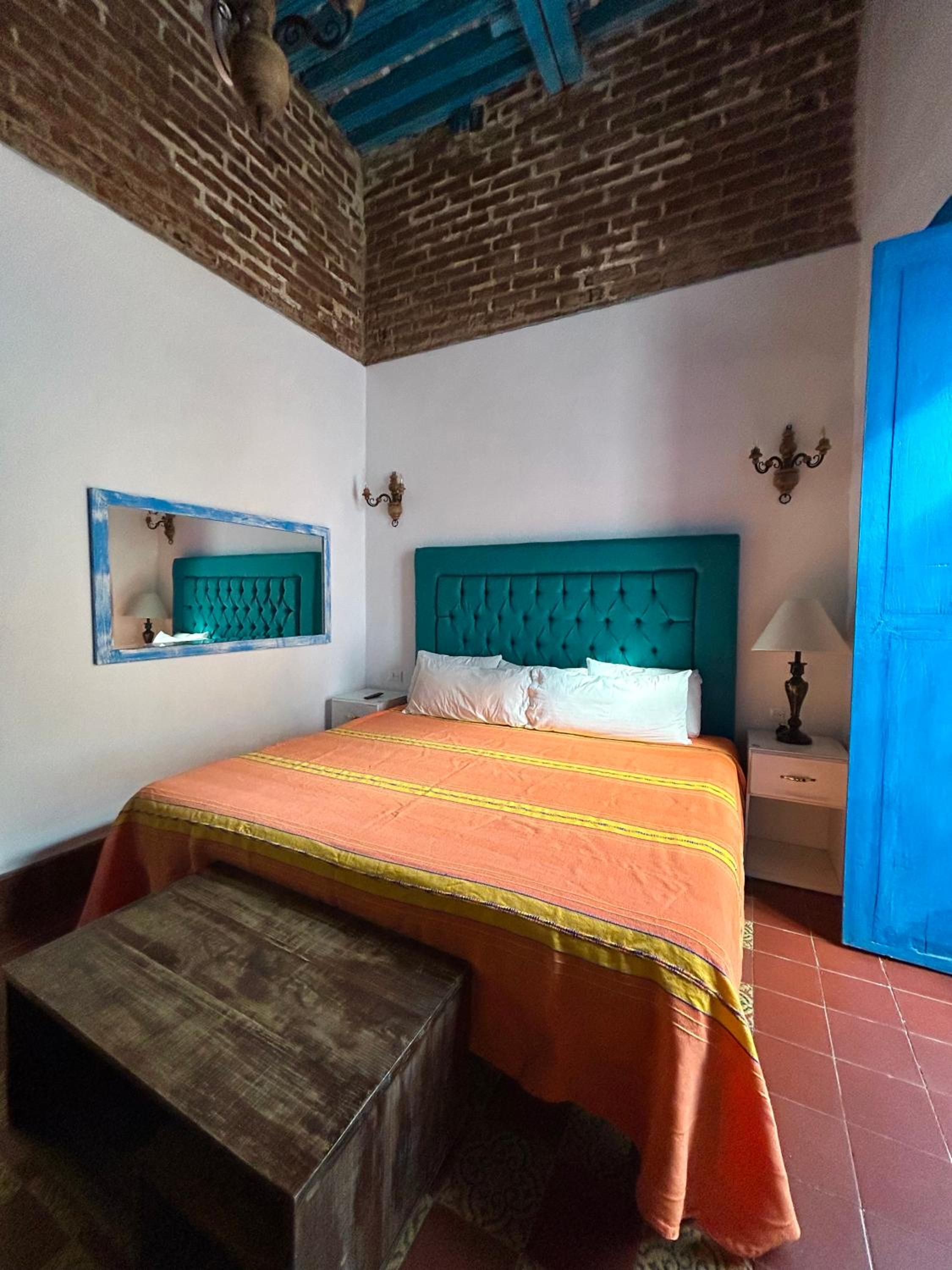 King Room with Balcony - Photo 17