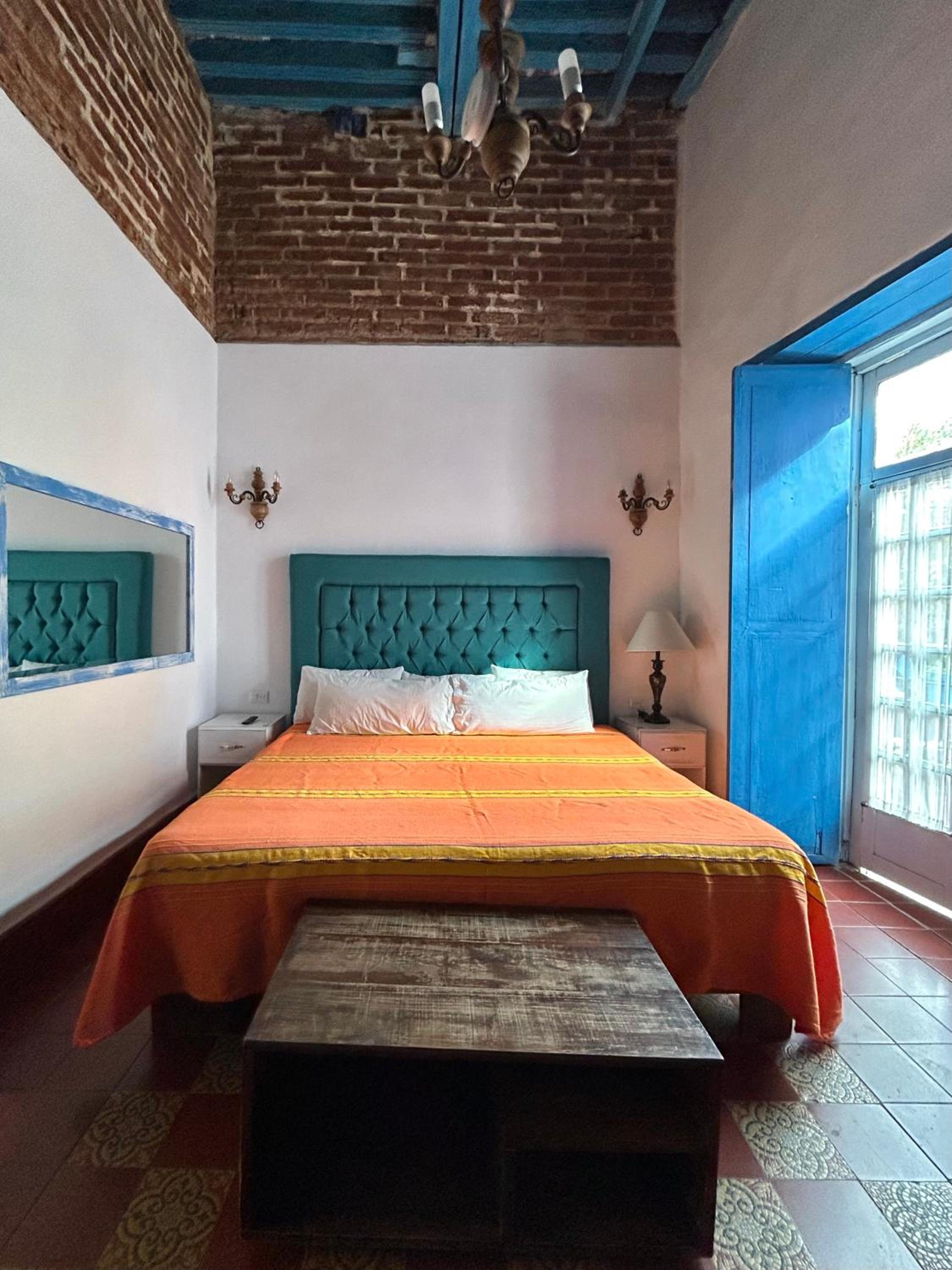 King Room with Balcony - Photo 7