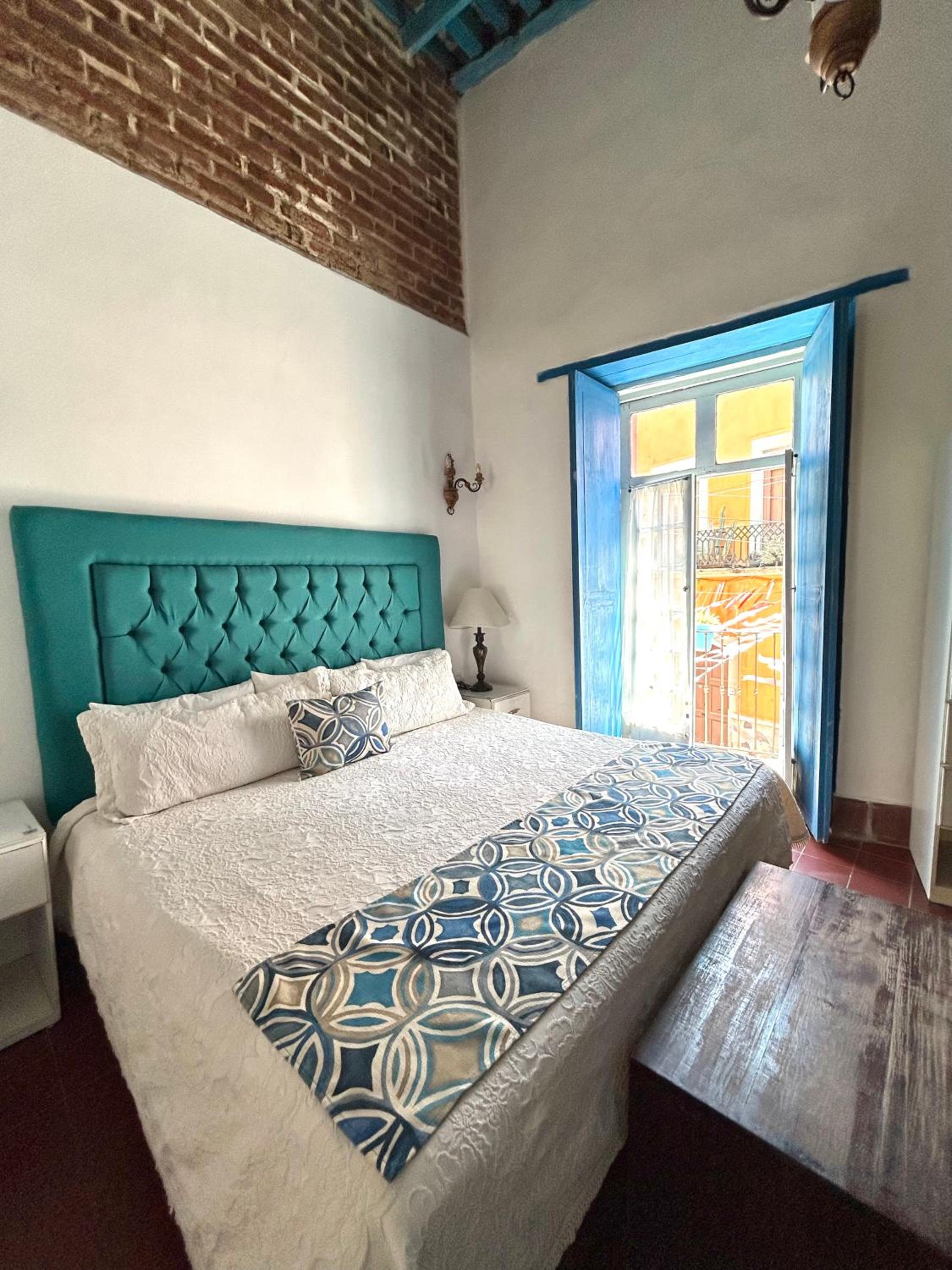King Room with Balcony - Photo 6