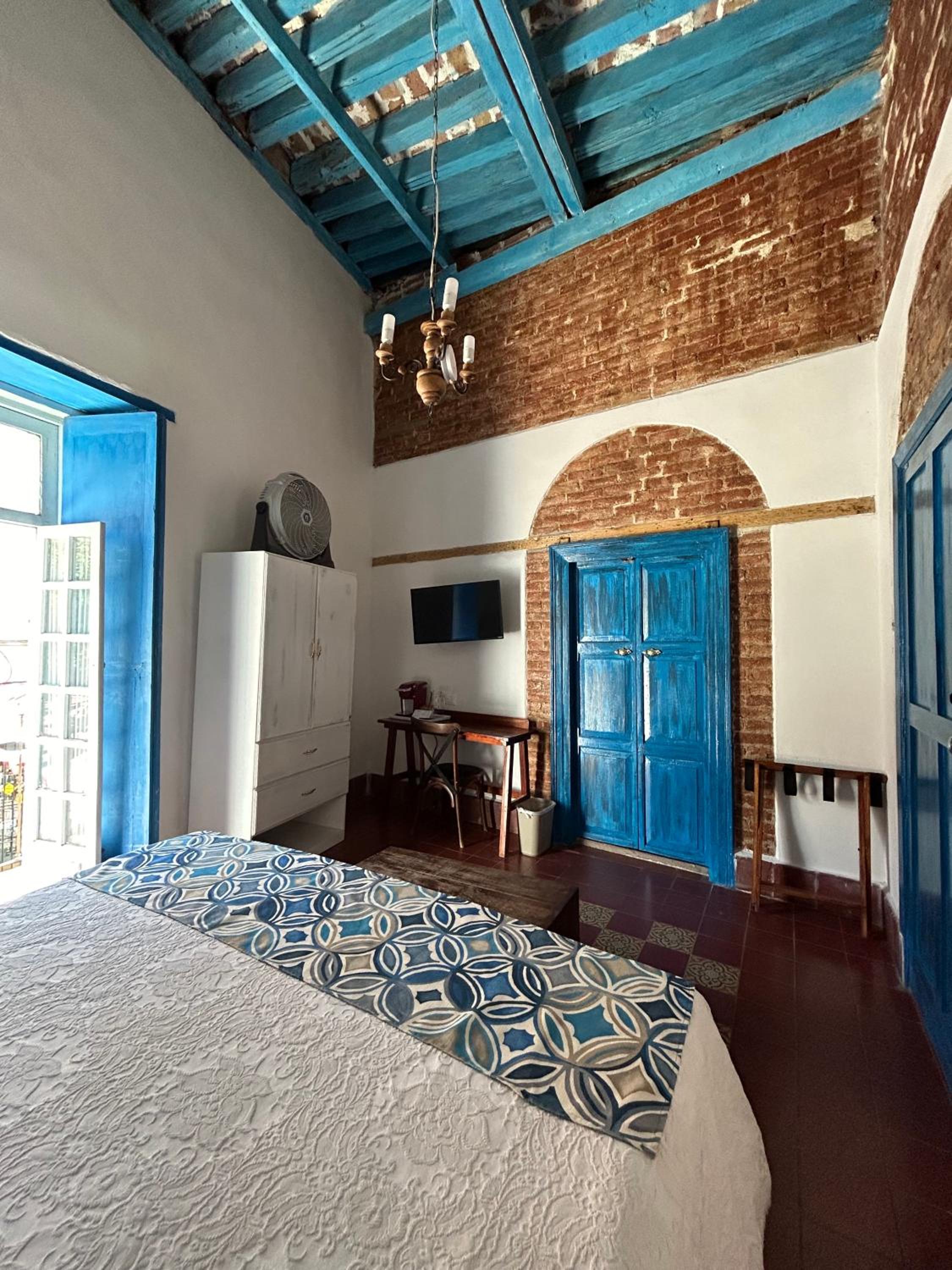 King Room with Balcony - Photo 9