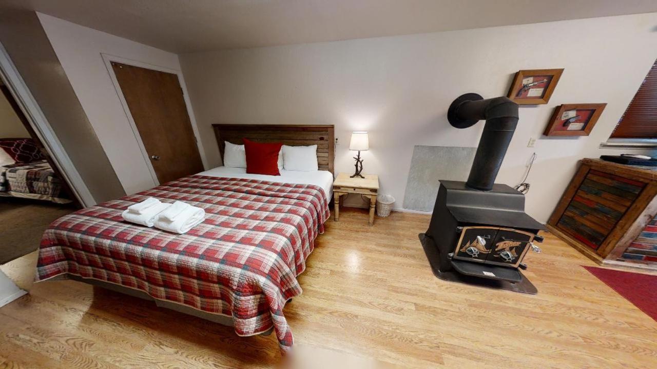 Five-Bedroom House photo 1