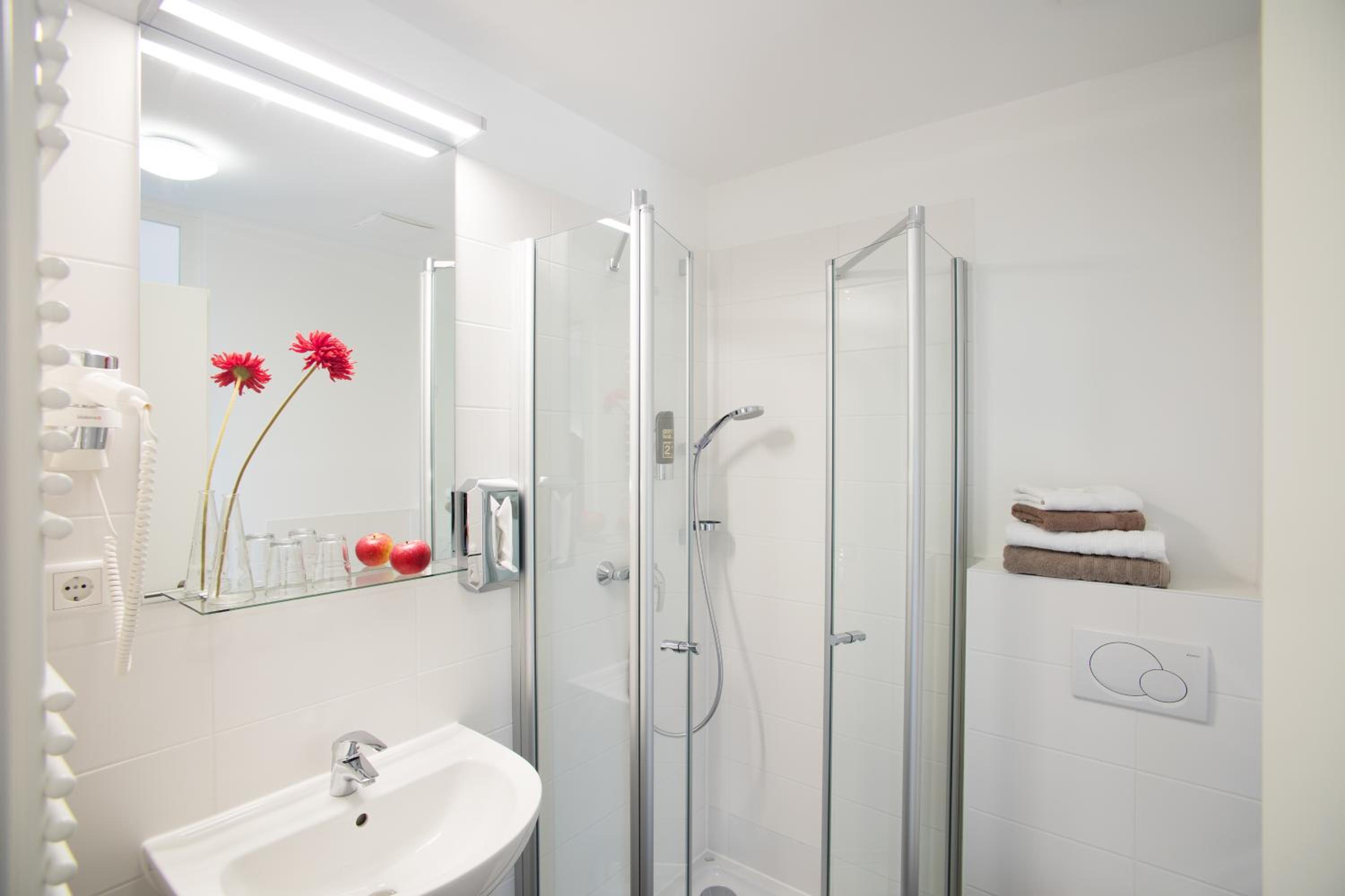 Double Room with Private Bathroom - Photo 10