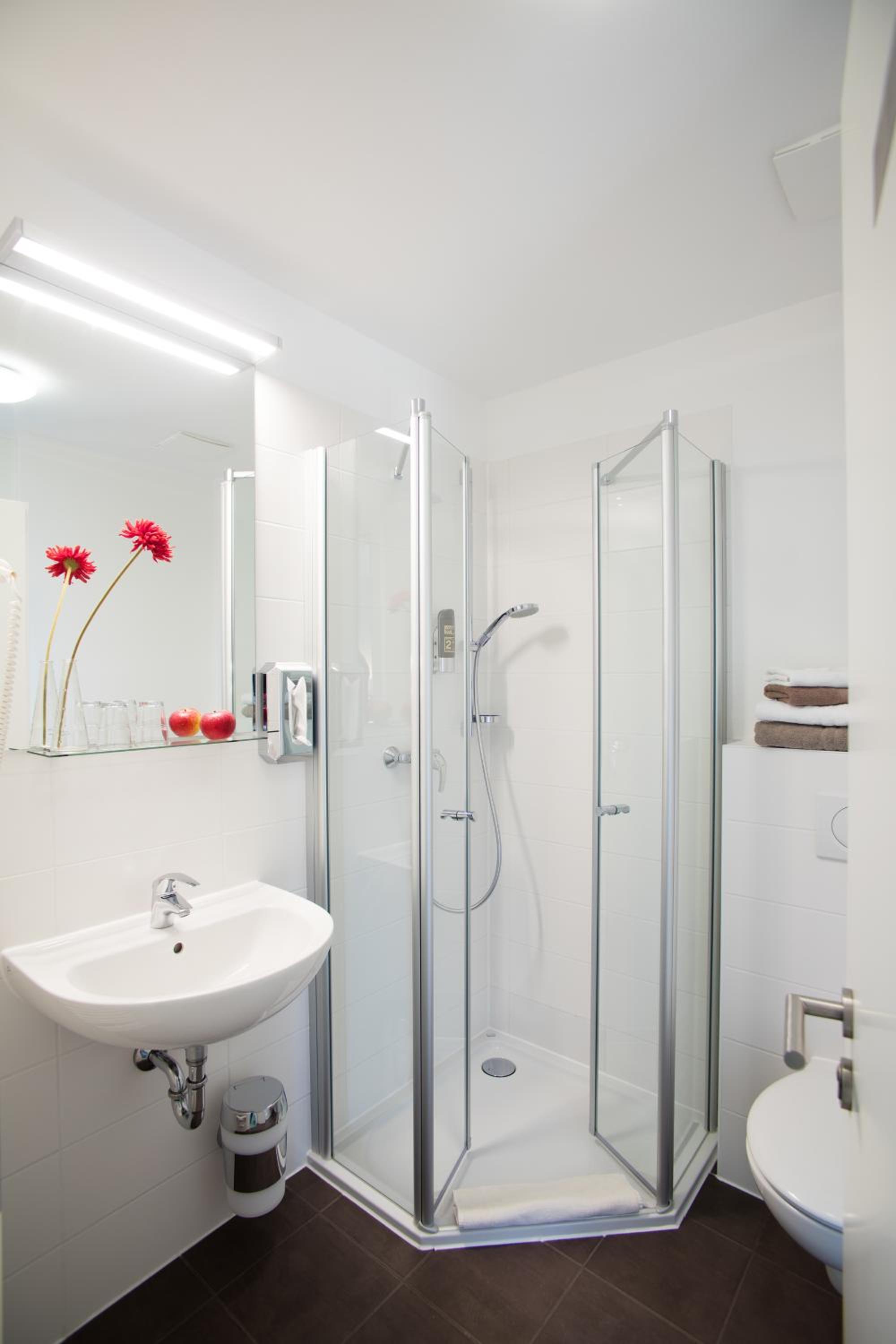Double Room with Private Bathroom - Photo 11