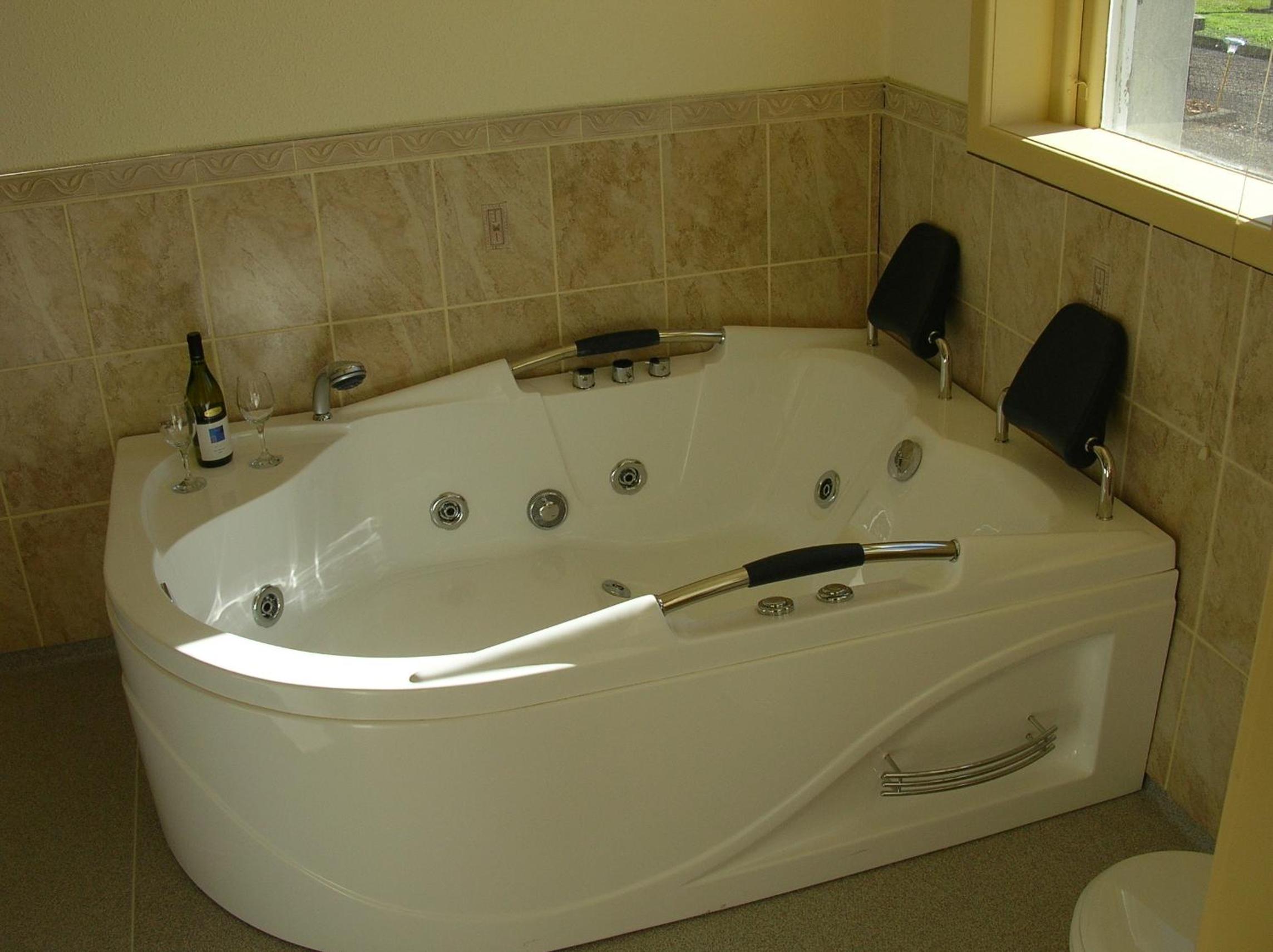 Honeymoon Suite with Lake View - Photo 3