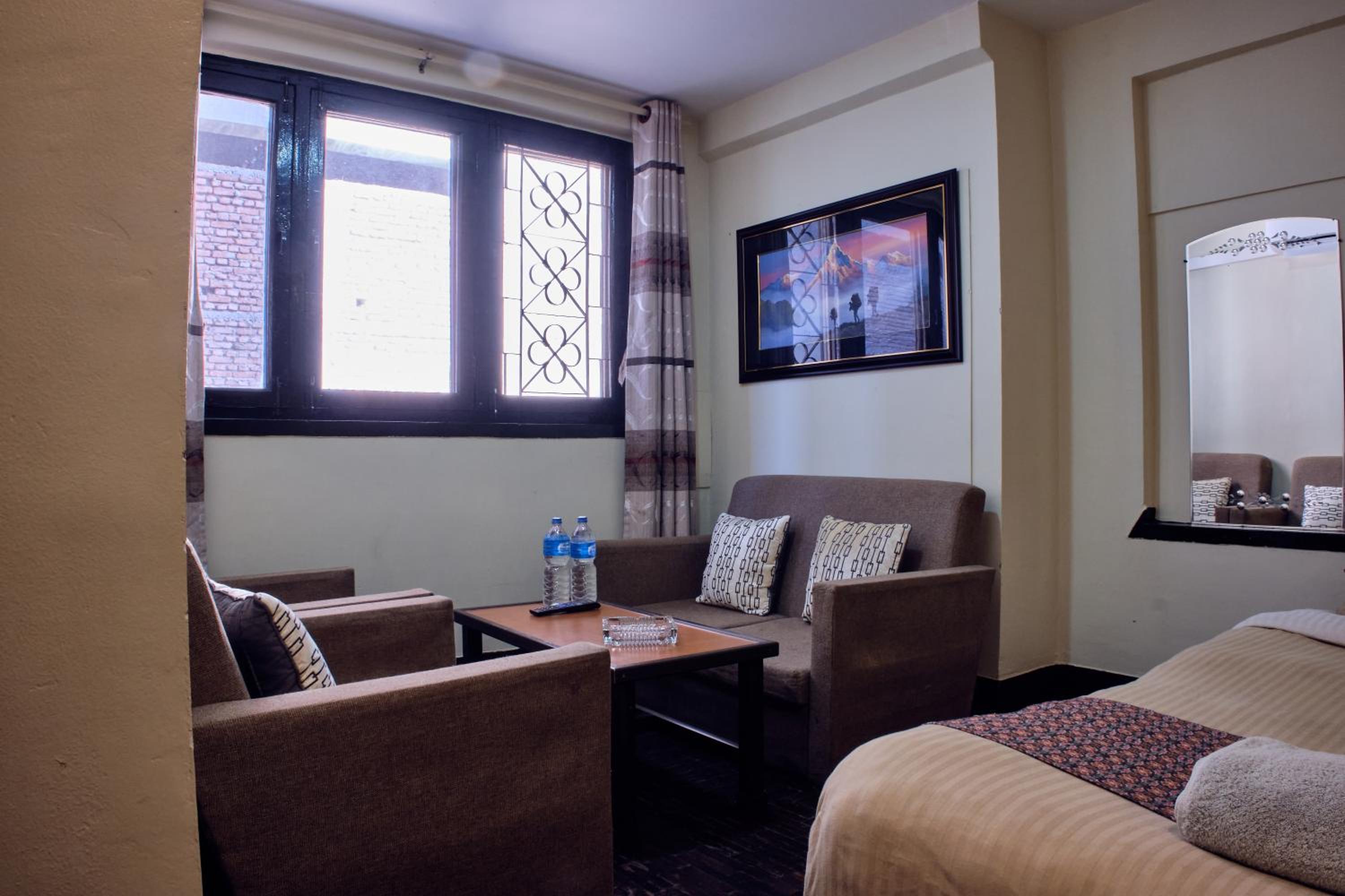 Family Room With Private Bathroom - Photo 4