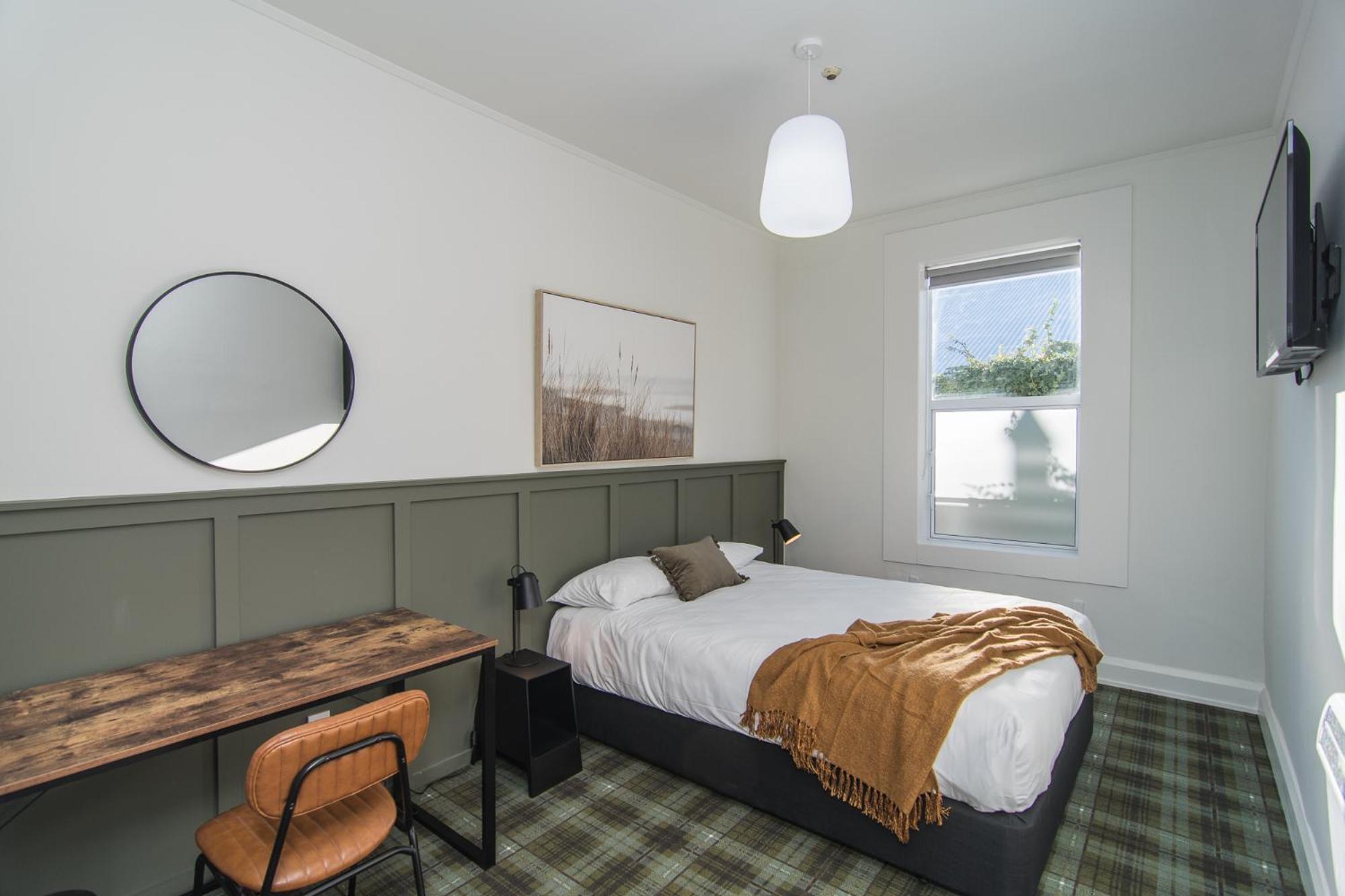 Queen Classic with share bathroom