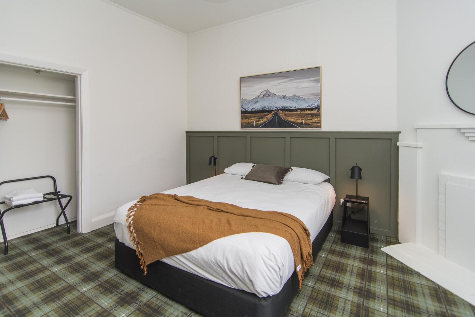 Queen Deluxe Ensuite - Photo 4