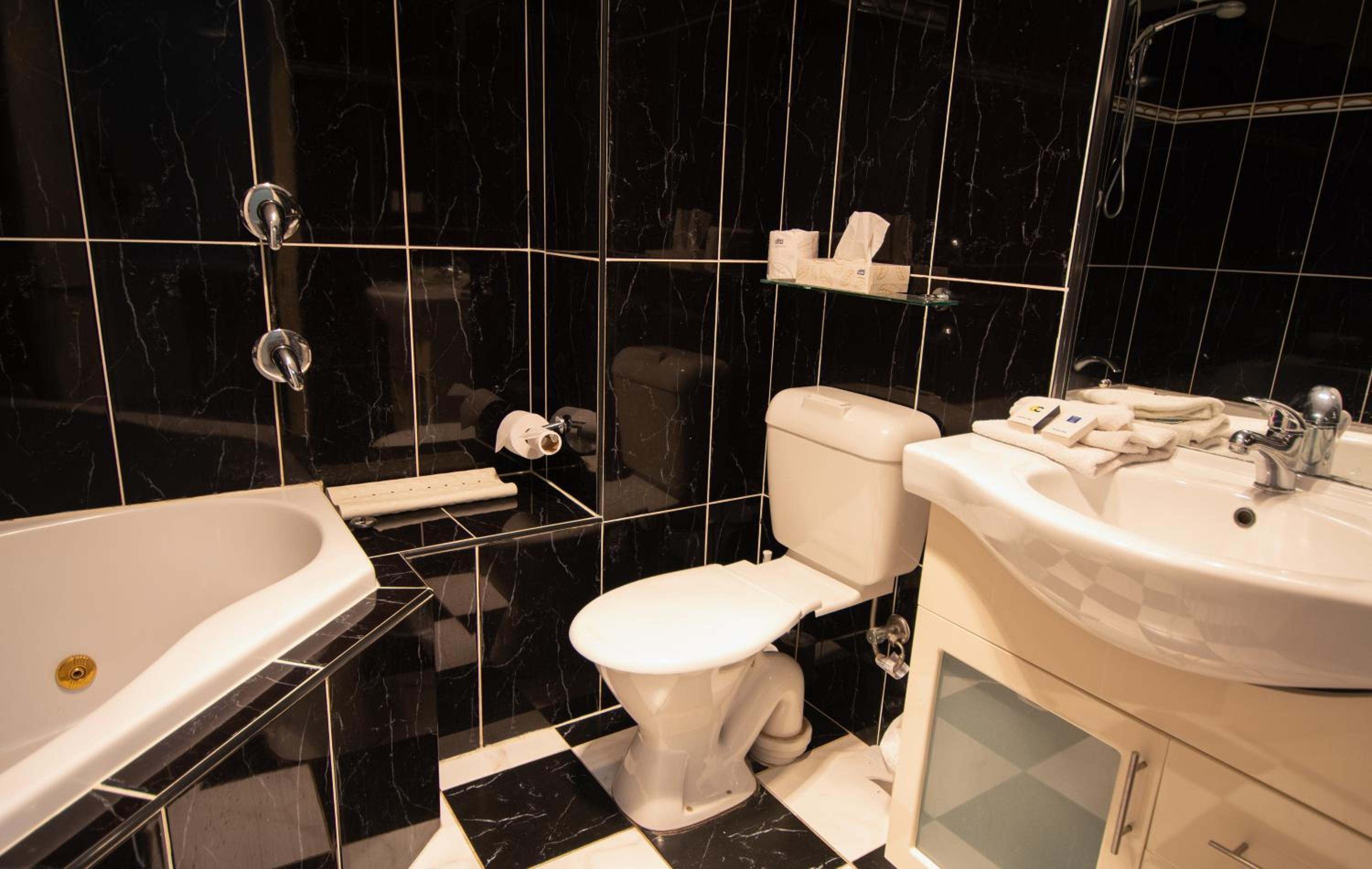 Deluxe King Suite - Photo 2