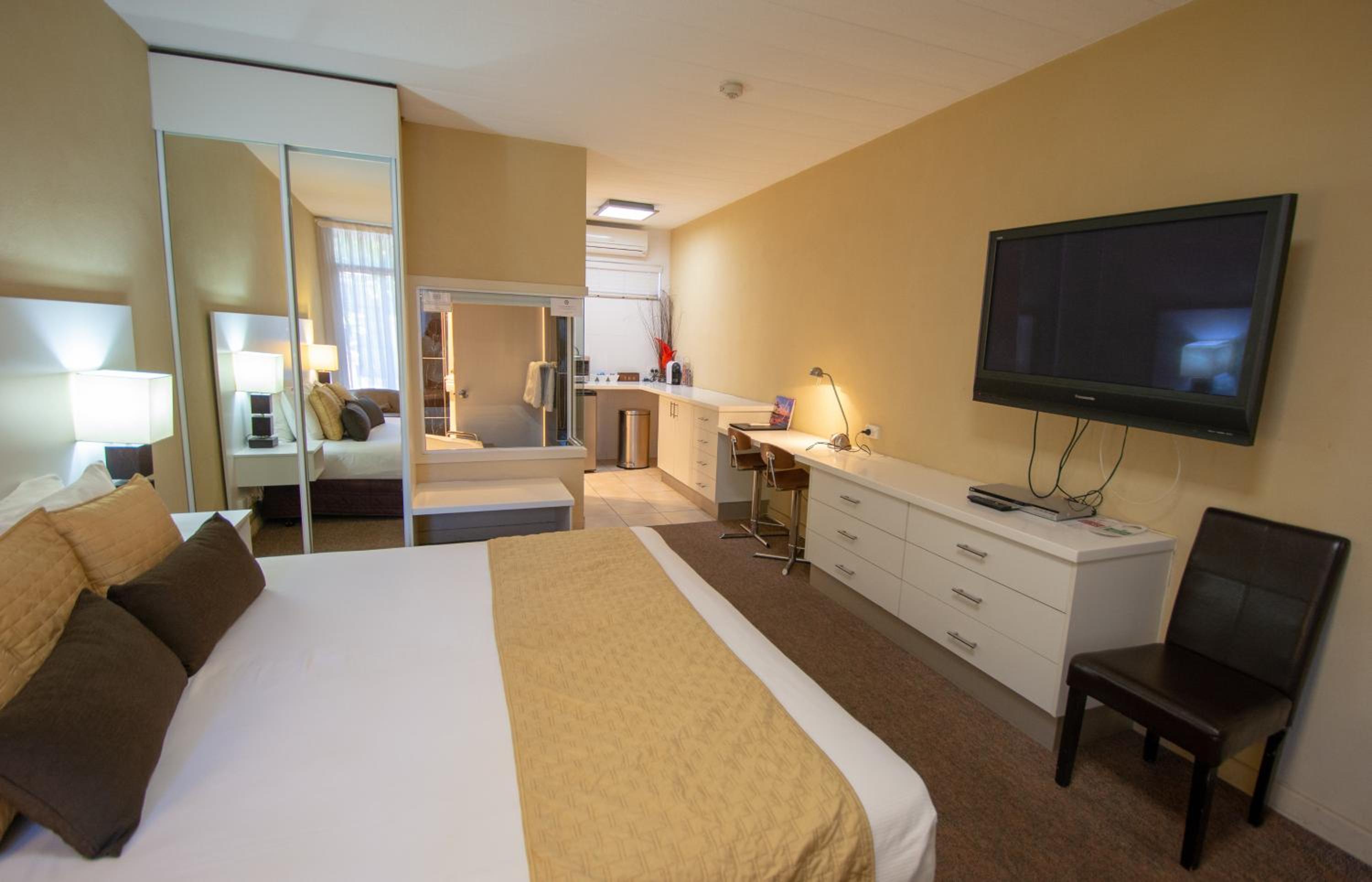 Deluxe King Suite - Photo 4