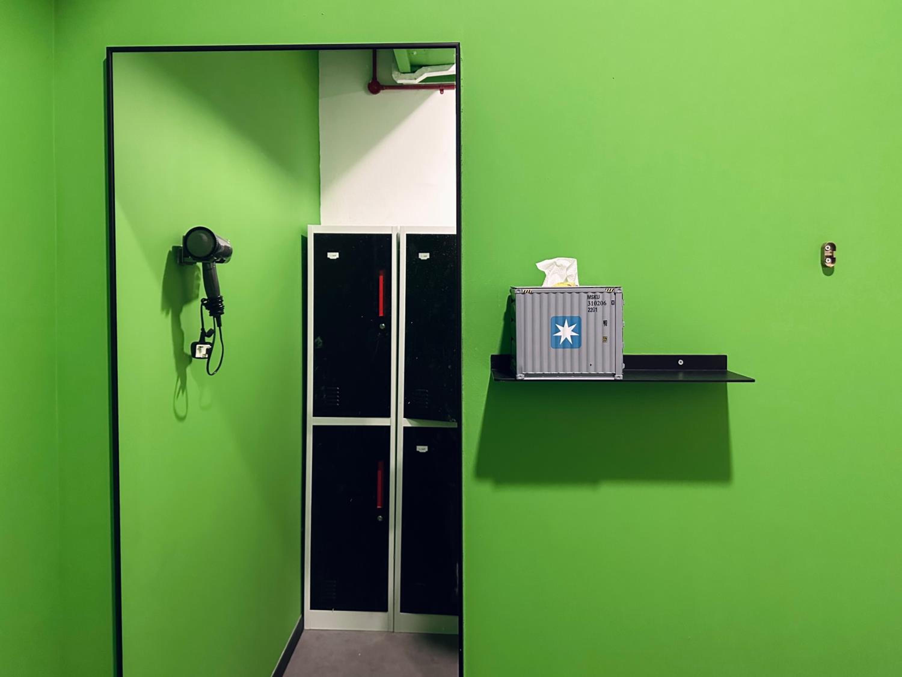 Private Room (Queen + Single) with Shared Bathroom photo 3