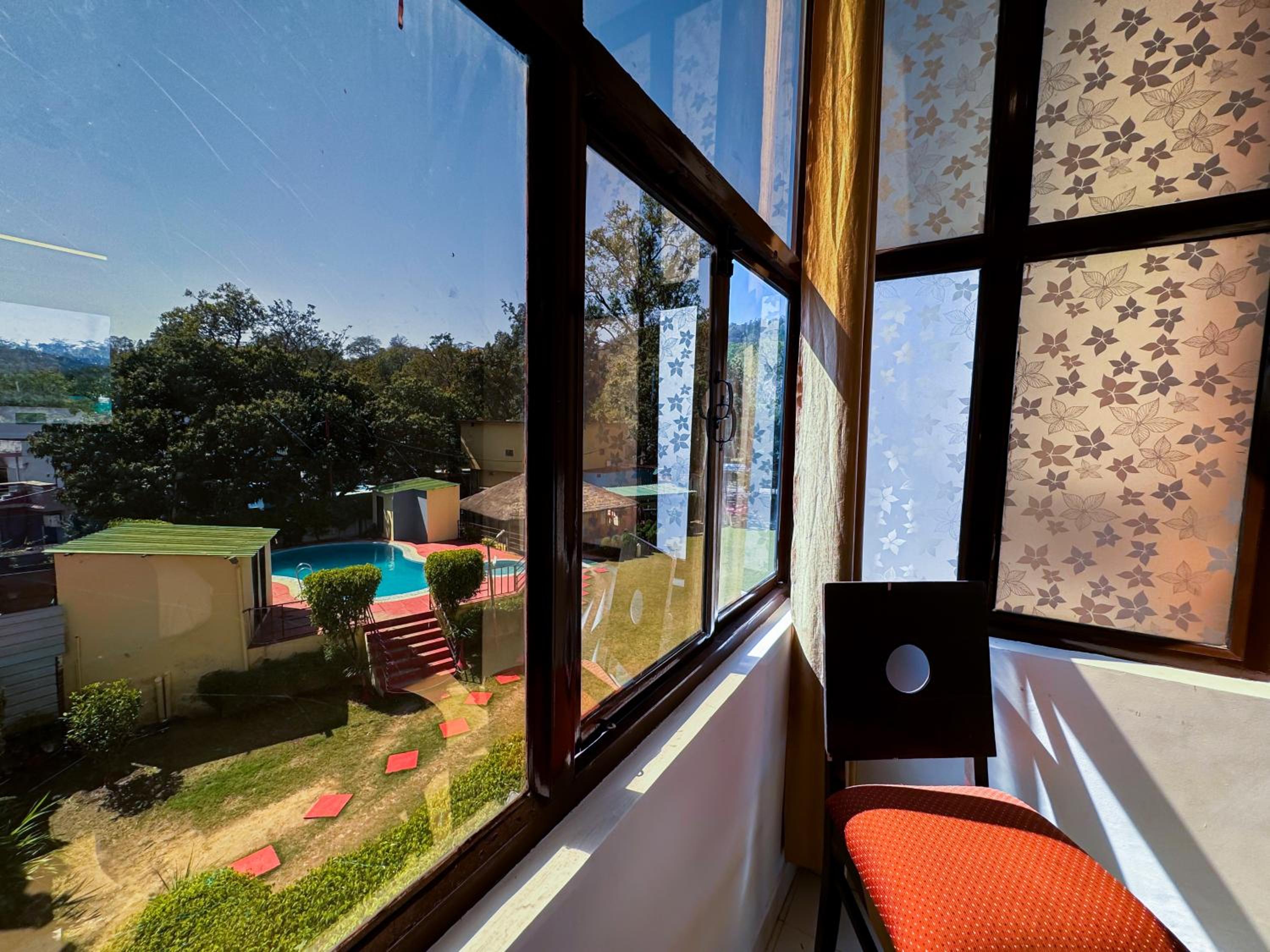Double Room With Pool View photo 2