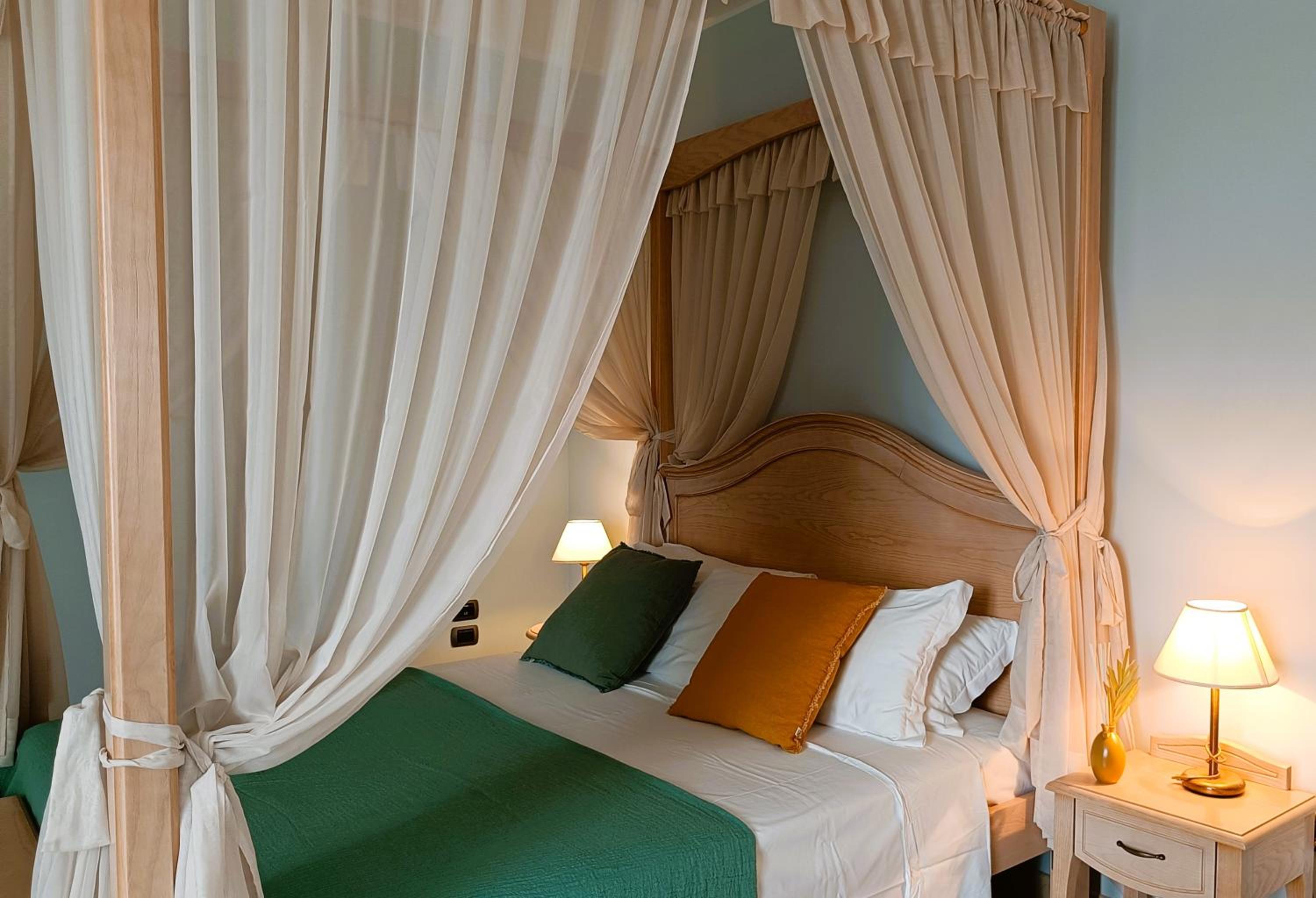 Suite with Balcony - Photo 3