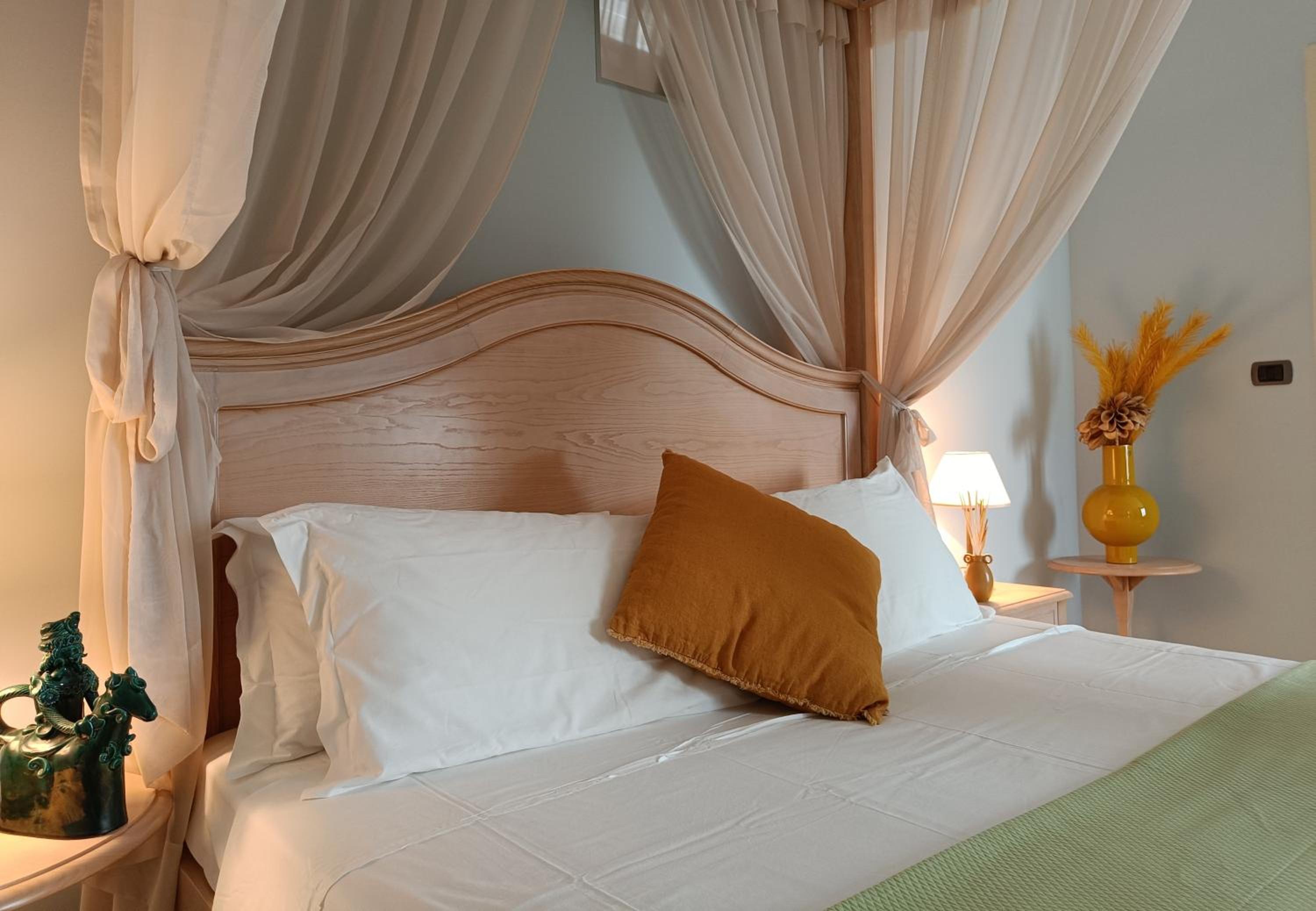 Suite with Balcony - Photo 2