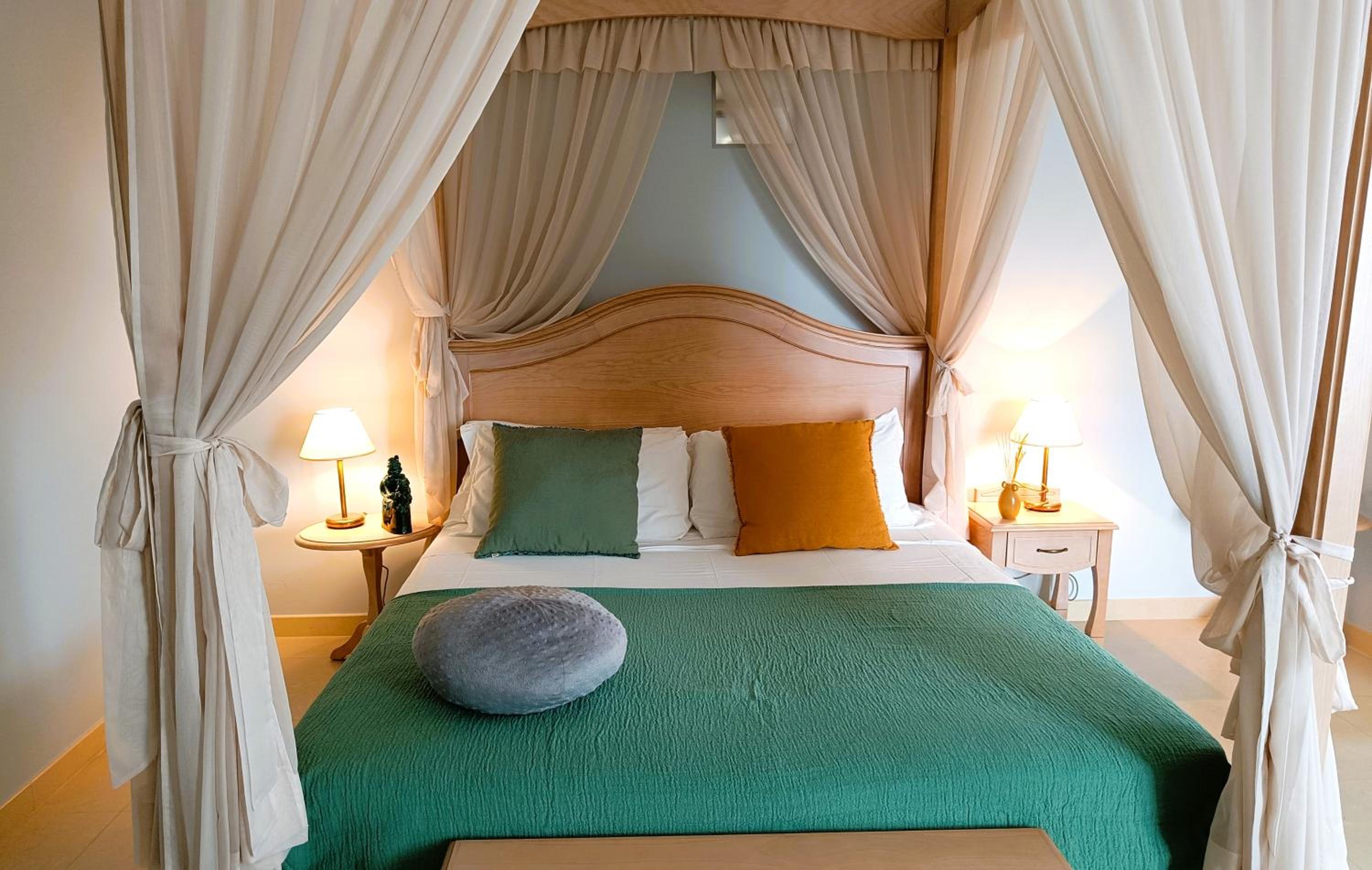 Suite with Balcony - Photo 17