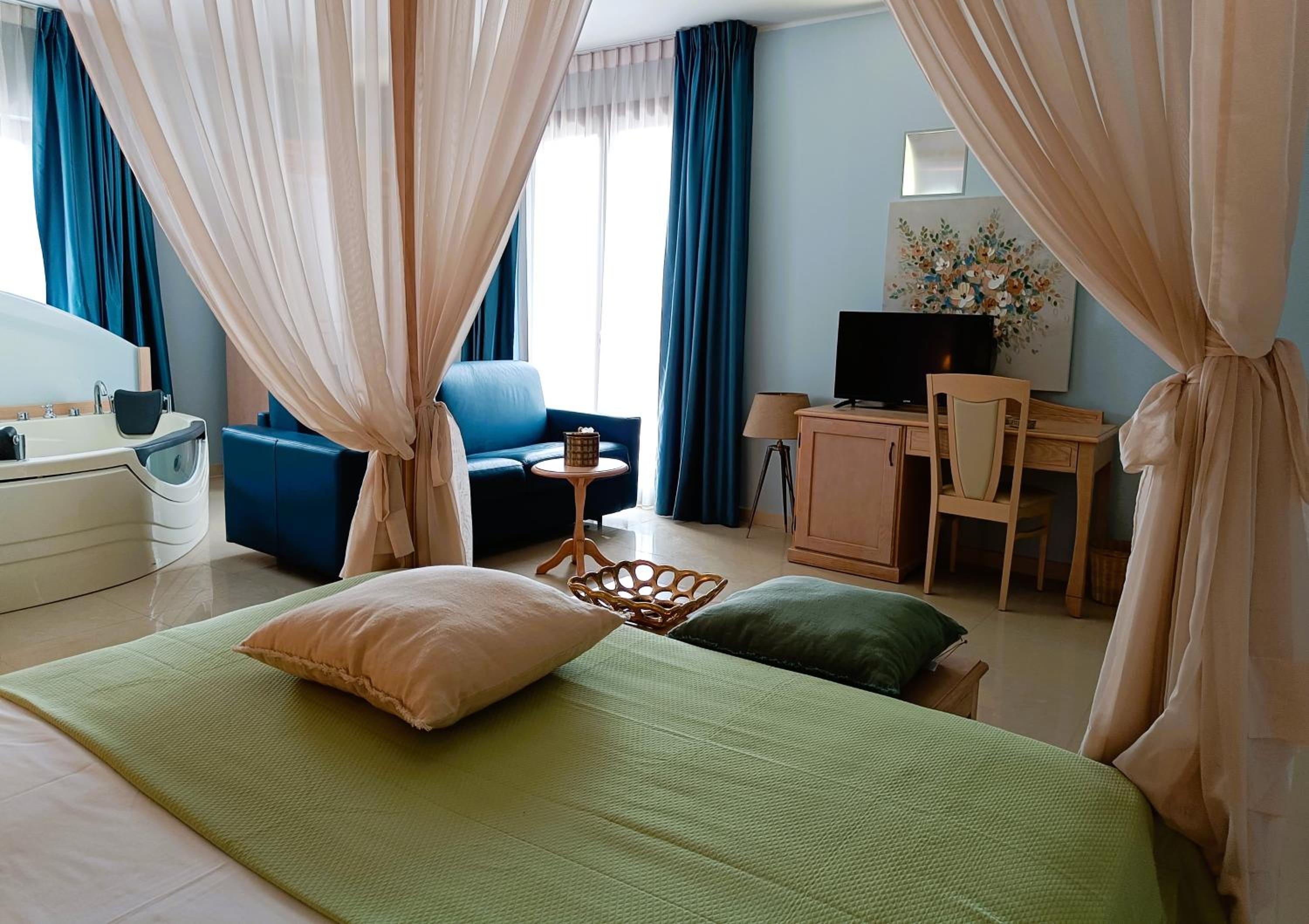 Suite with Balcony - Photo 15