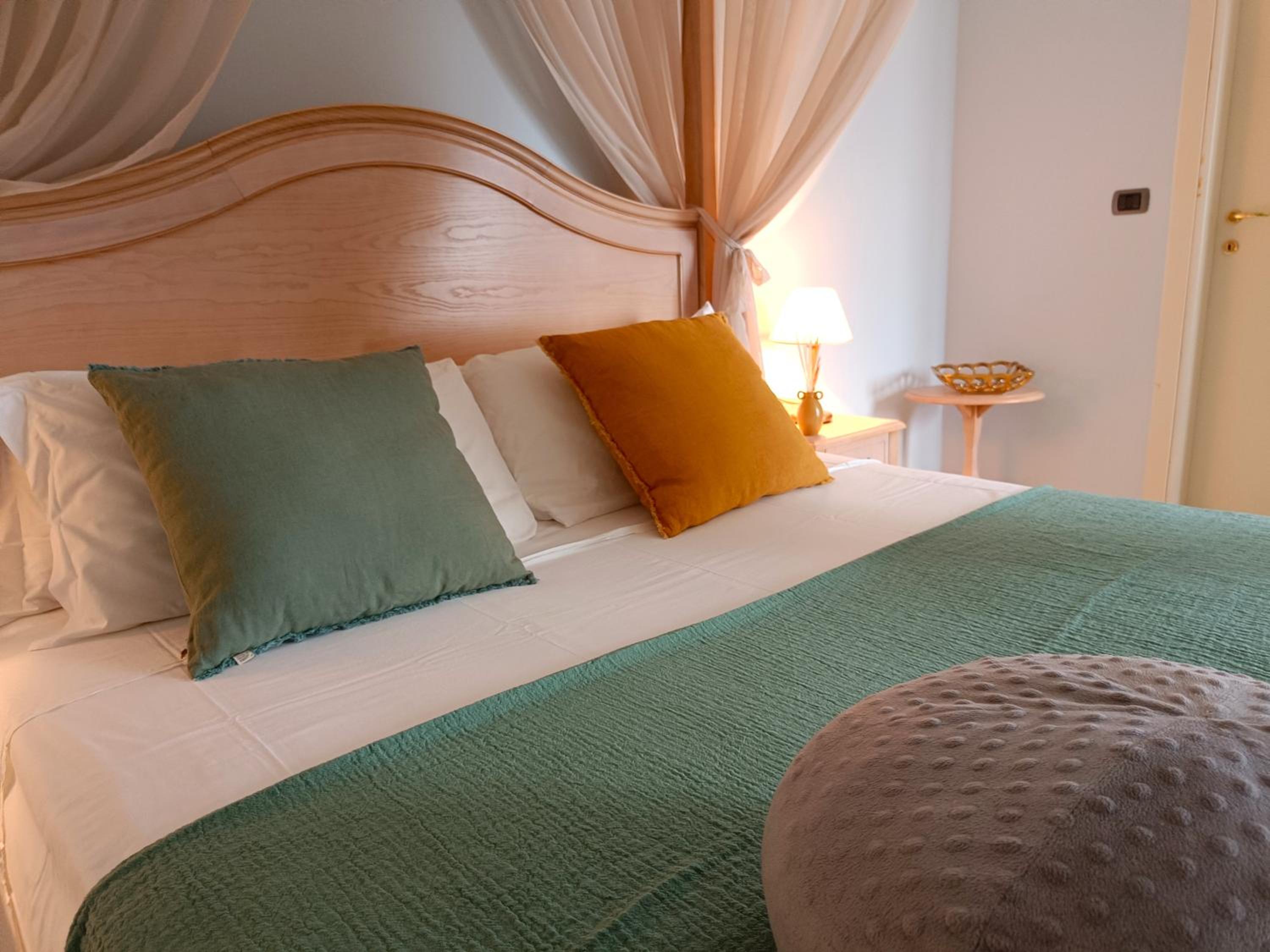 Suite with Balcony - Photo 11