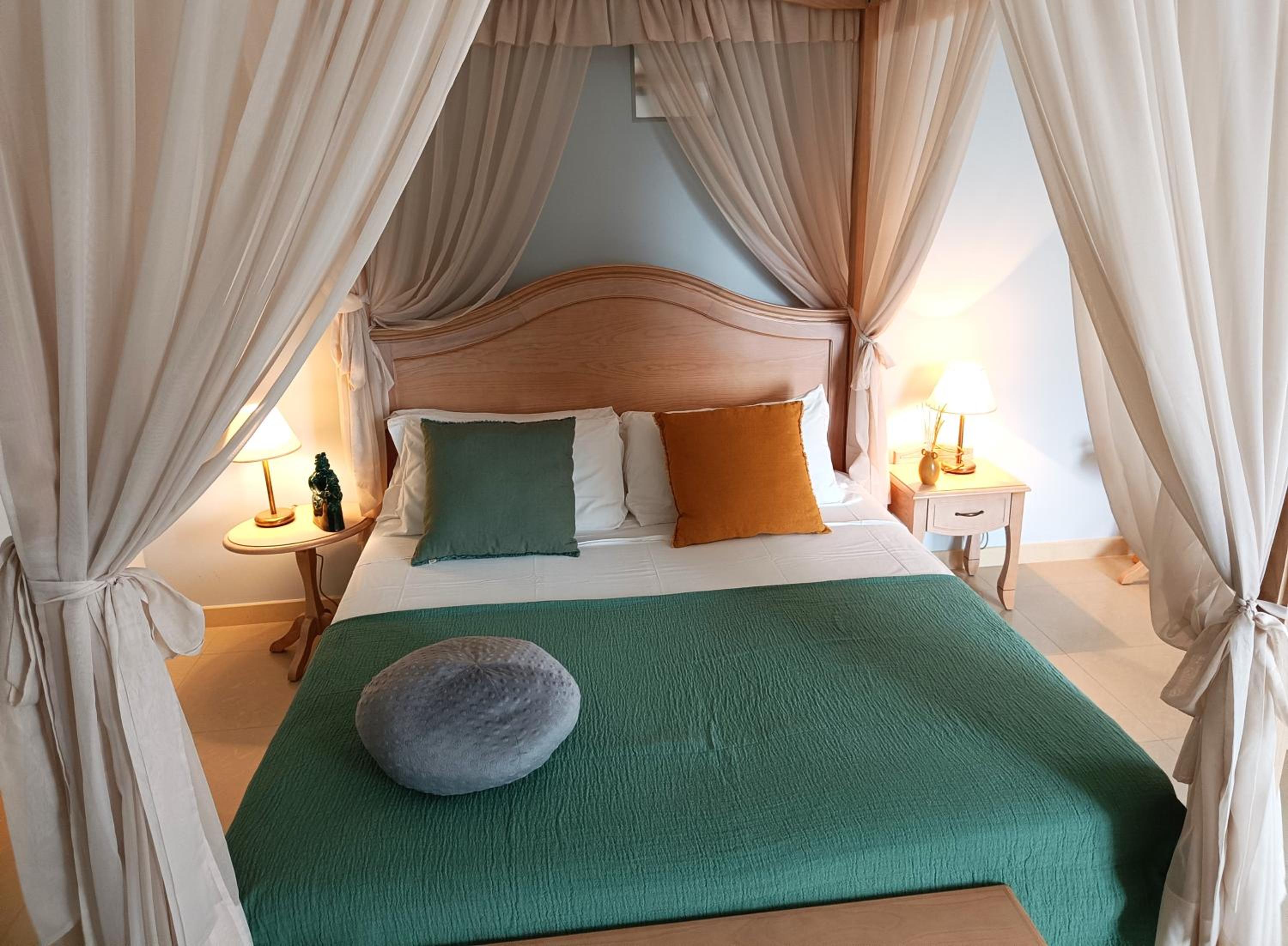 Suite with Balcony - Photo 6