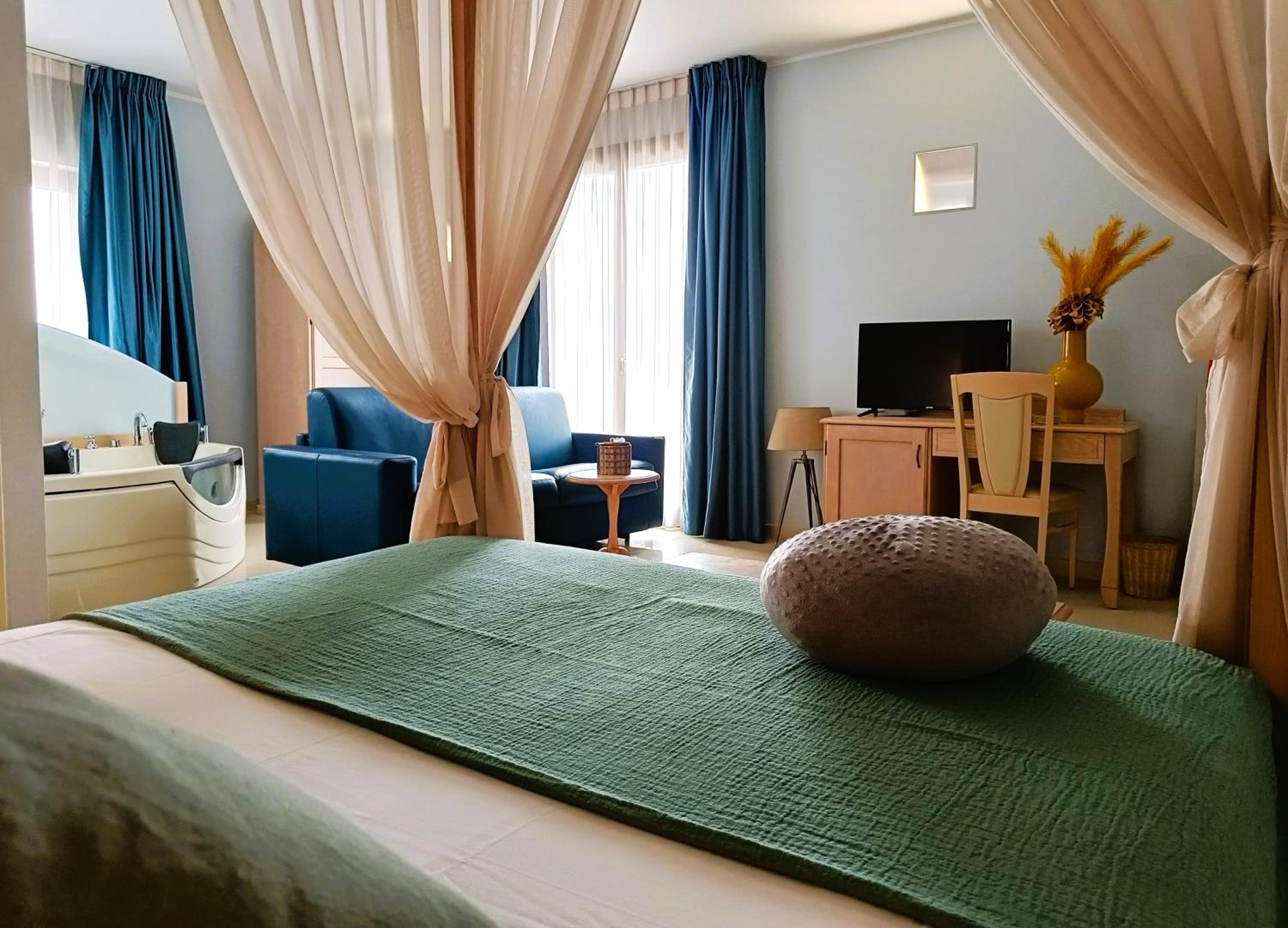 Suite with Balcony - Photo 4