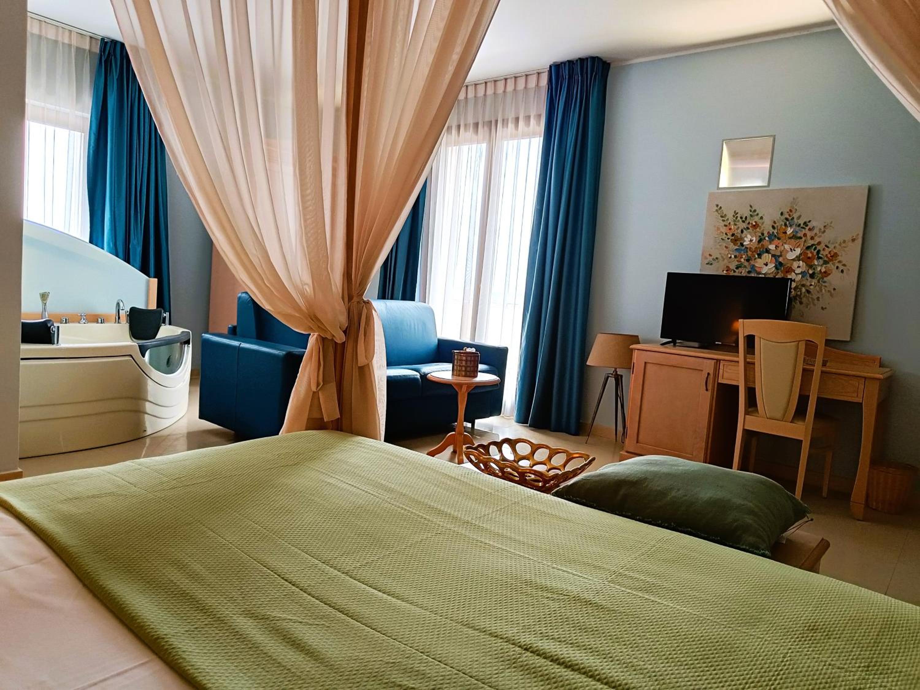 Suite with Balcony - Photo 9
