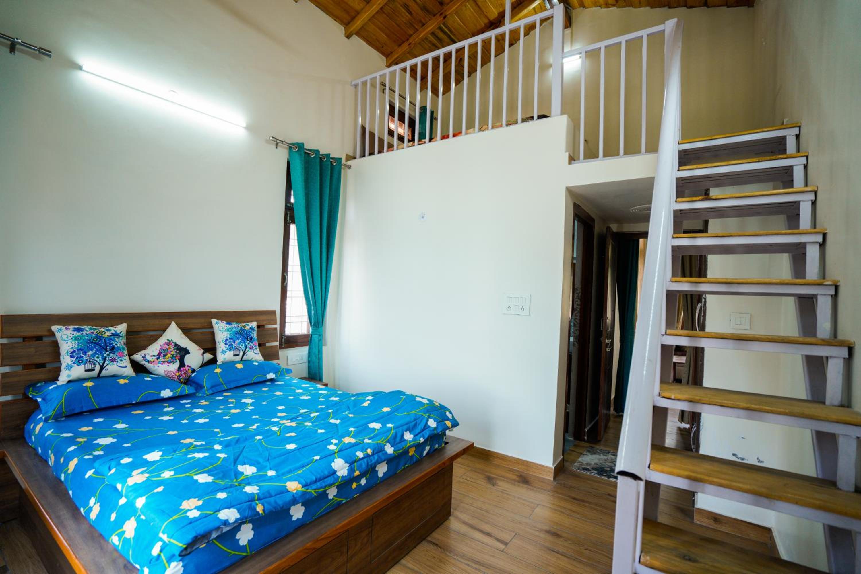 Apartment with View and Balcony photo 2