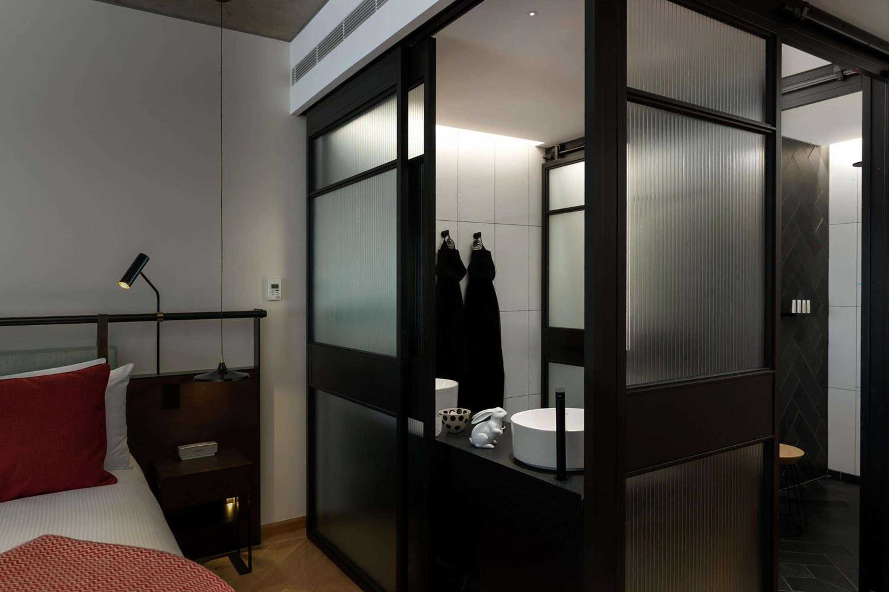 QT Deluxe King Room thumbnail 5