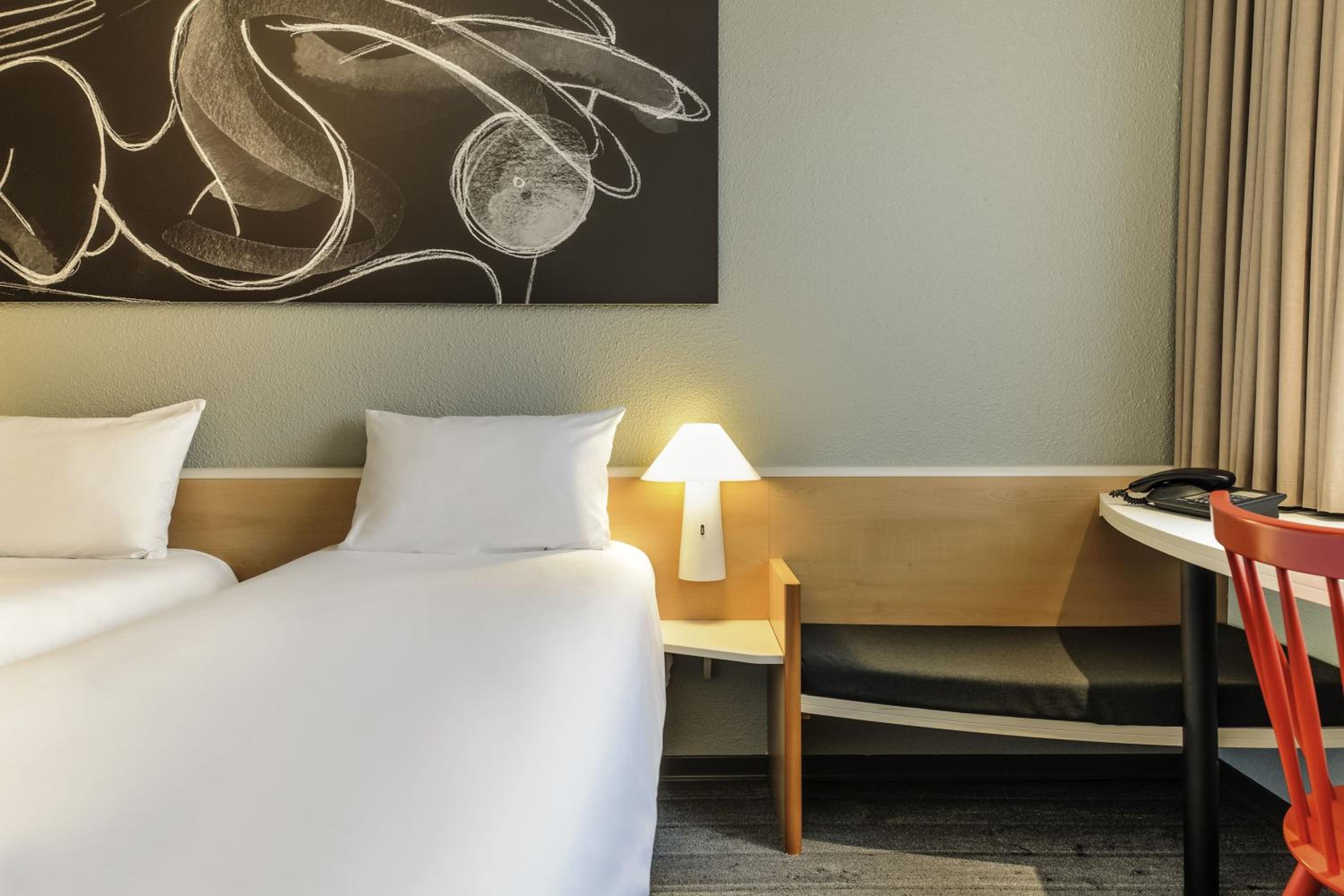 Standard Twin Room - Photo 6