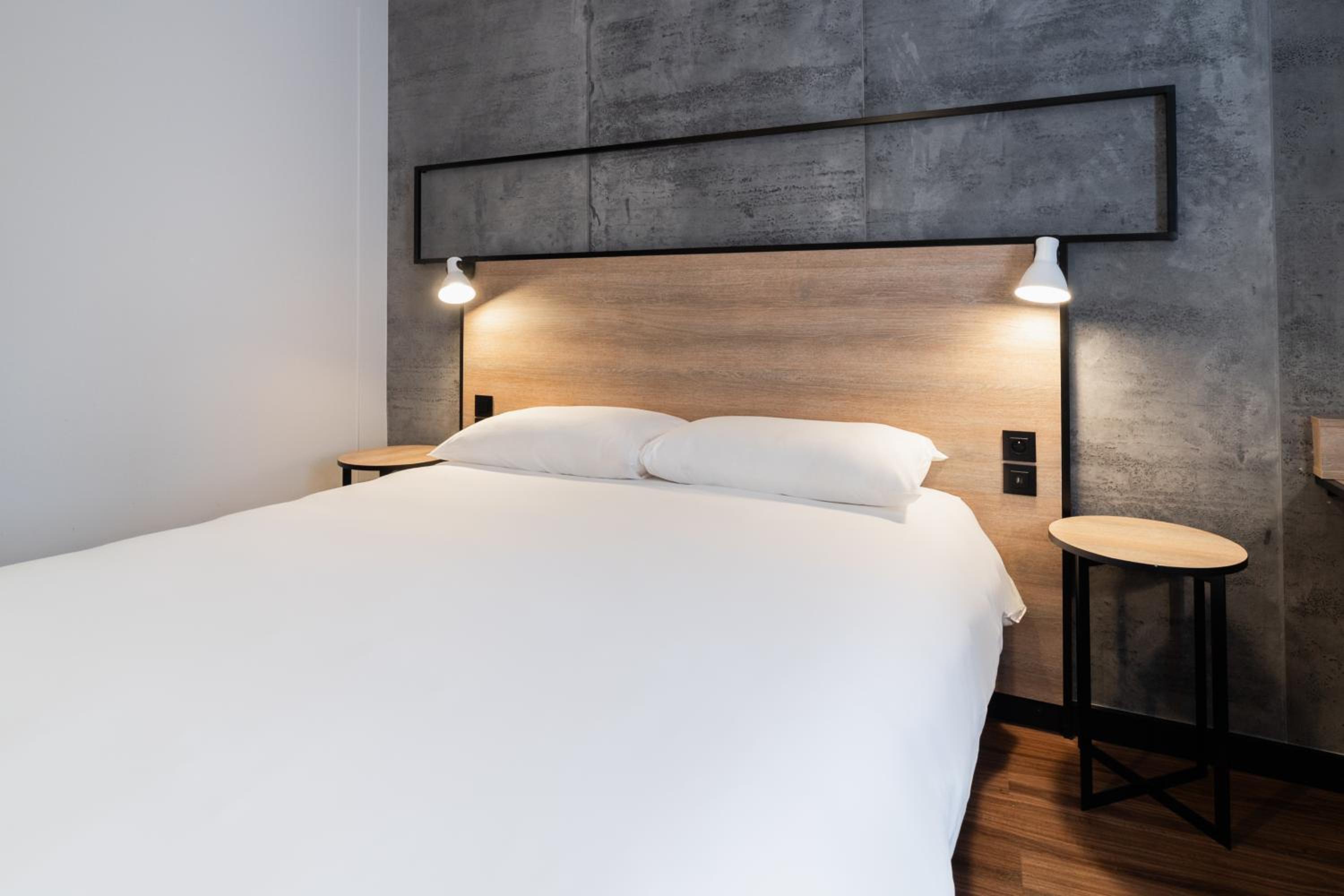 Standard Double Room - Photo 11