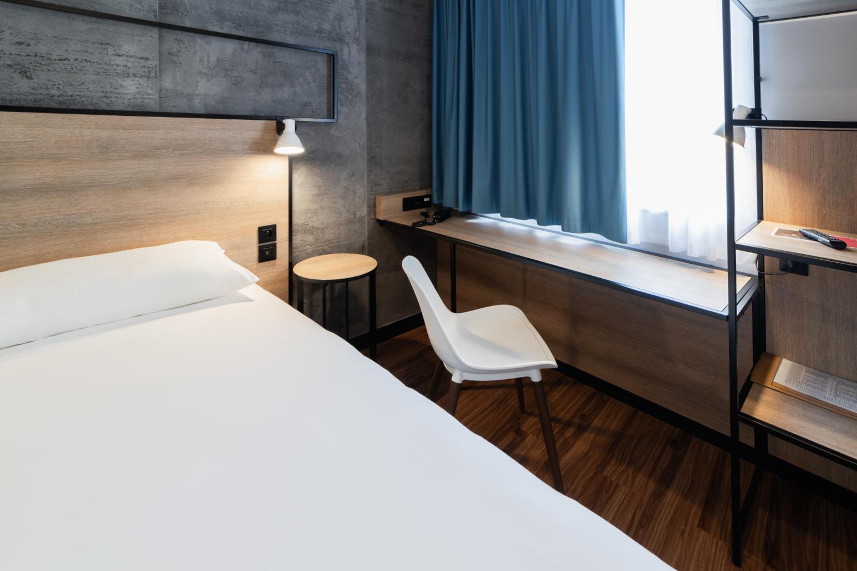 Standard Double Room - Photo 9