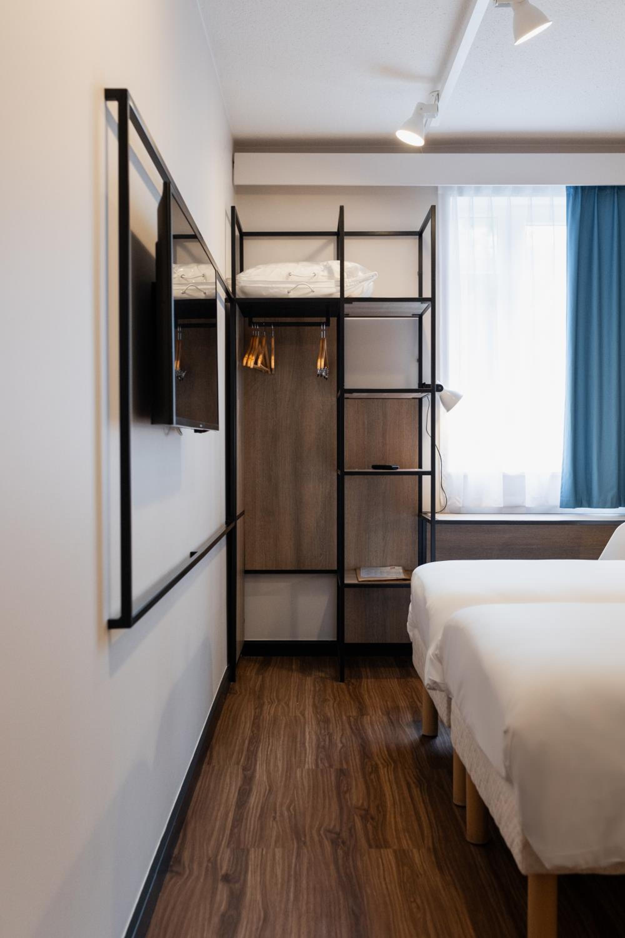 Twin Room - Photo 12