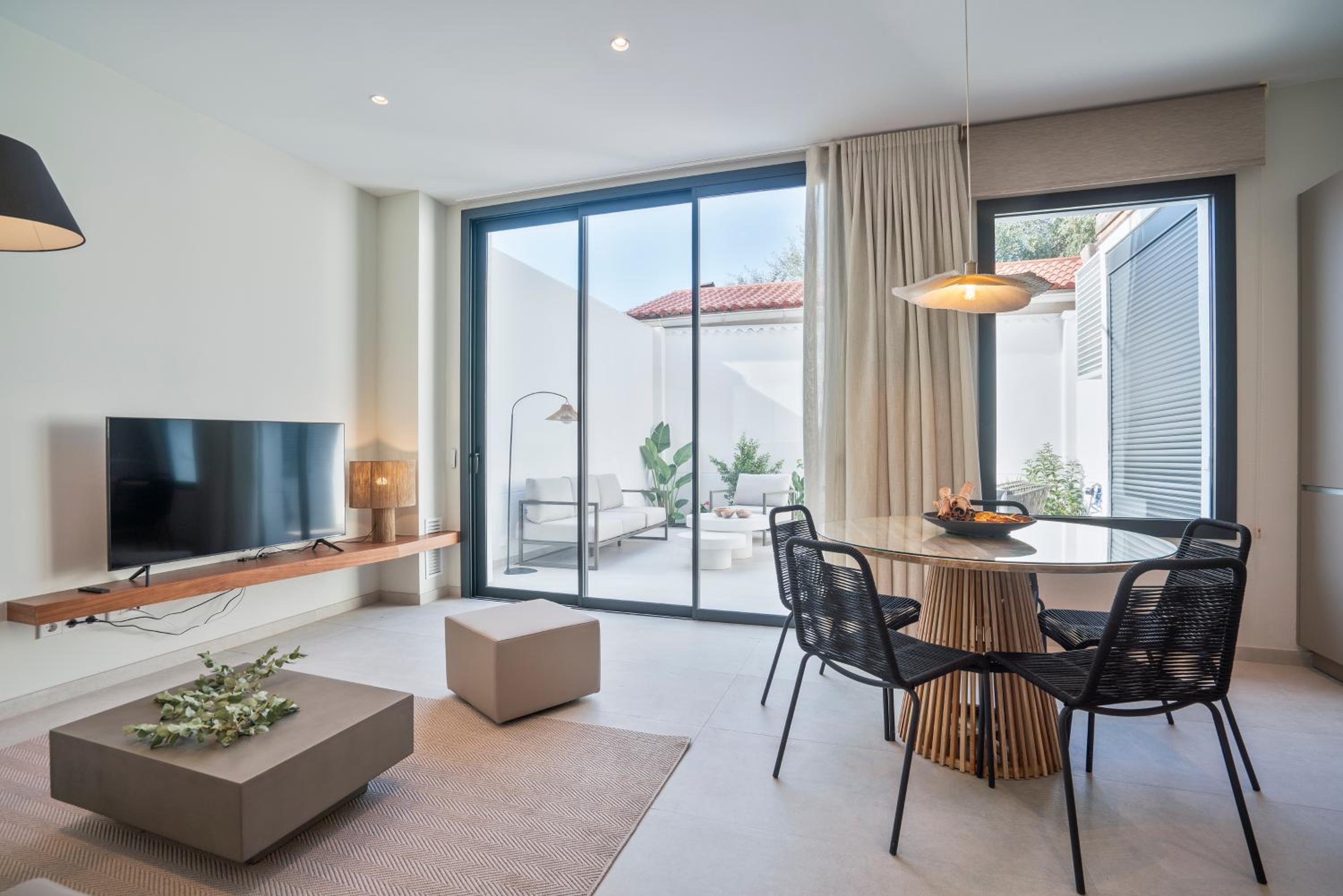 Apartamento de Dos Dormitorios con Vista al Jardín
