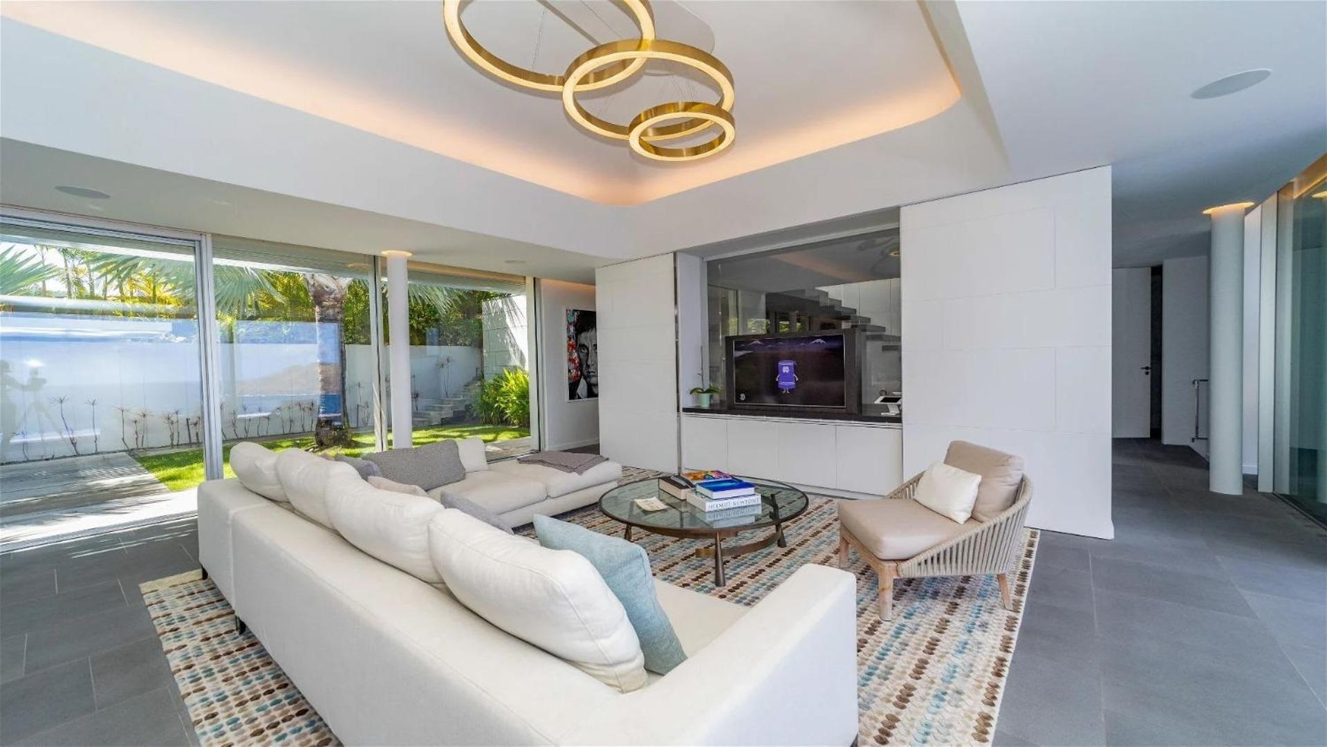 Six-Bedroom Villa  photo 1