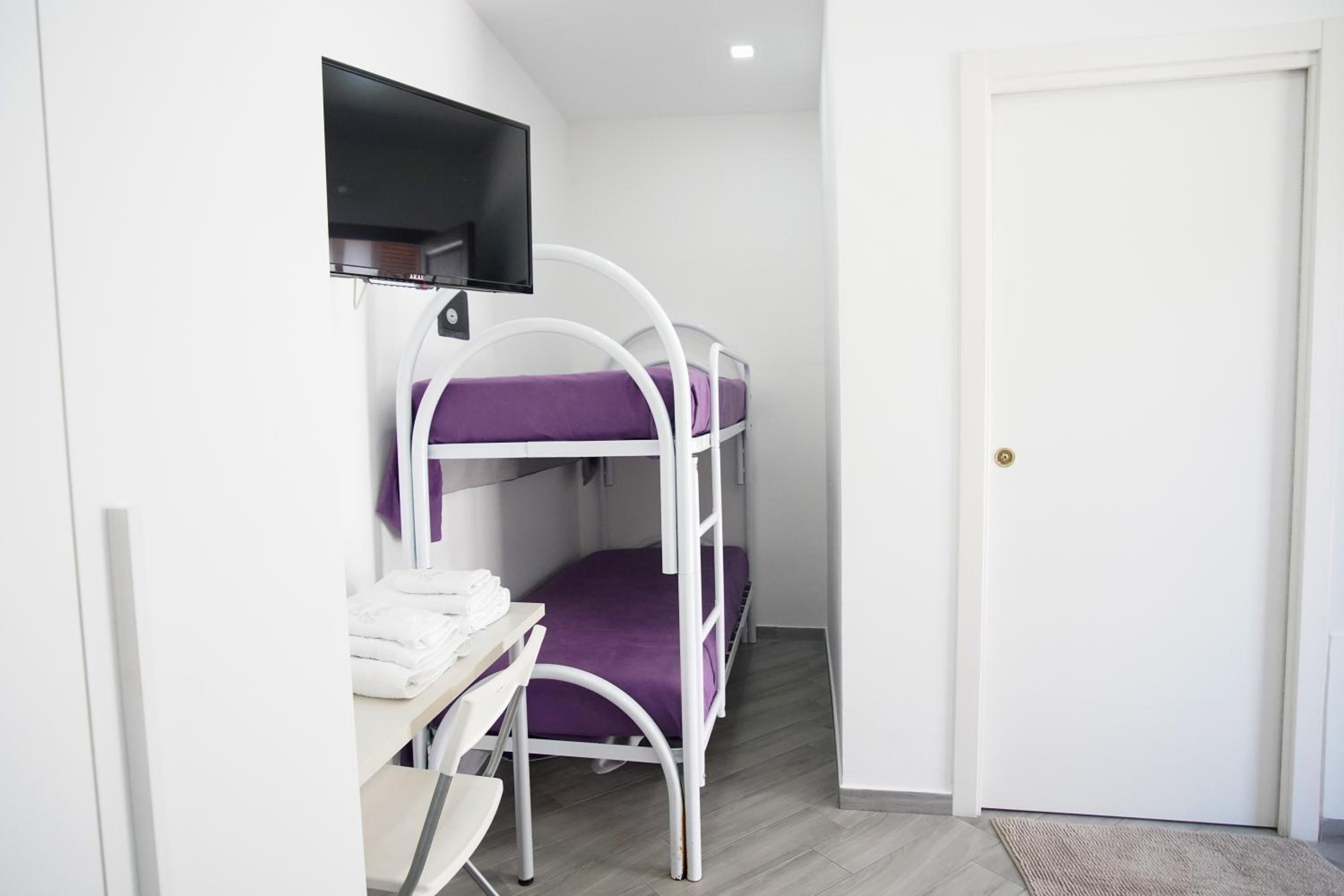 Quadruple Room with Private Bathroom - Photo 1