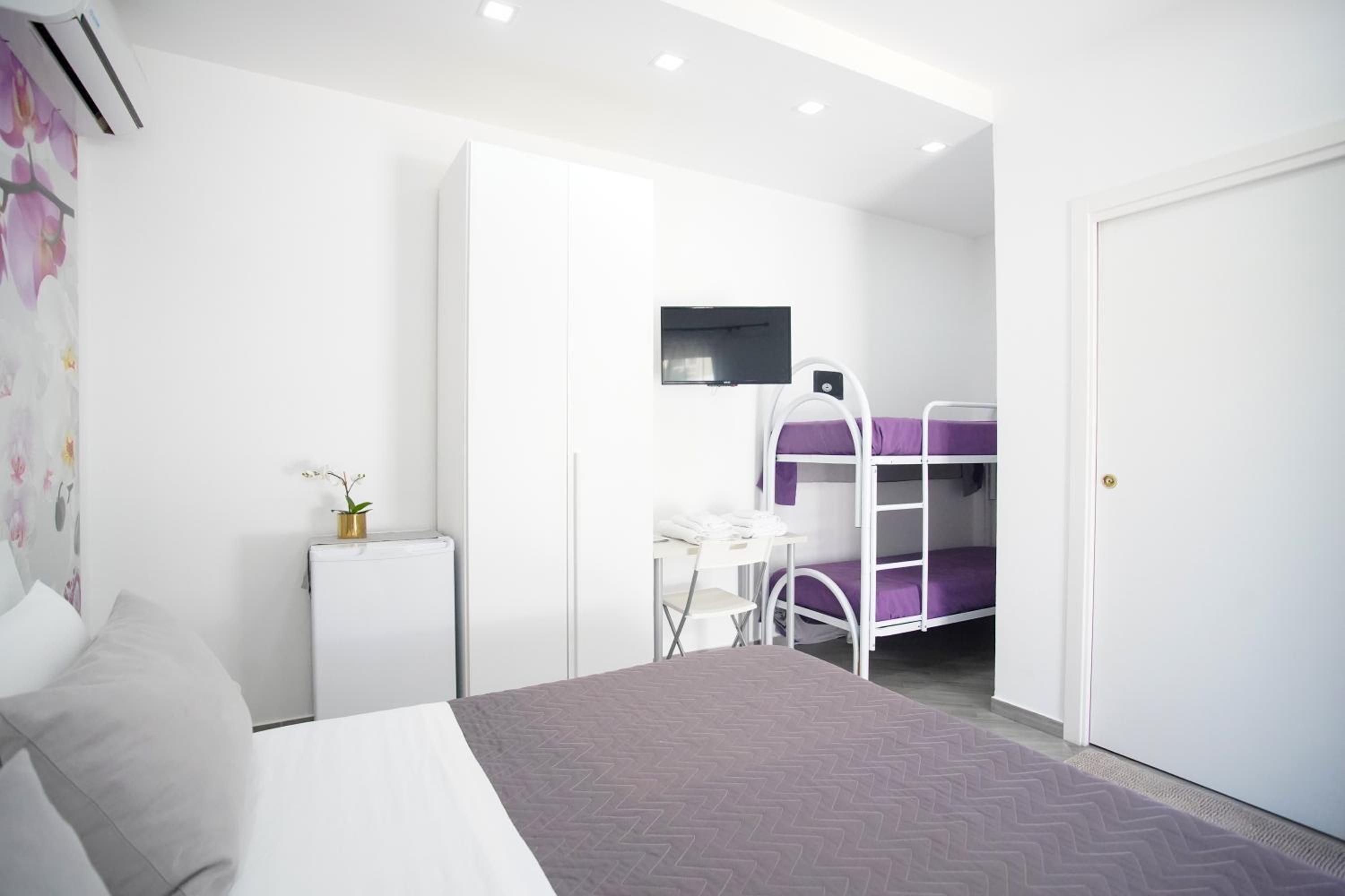 Quadruple Room with Private Bathroom - Photo 5