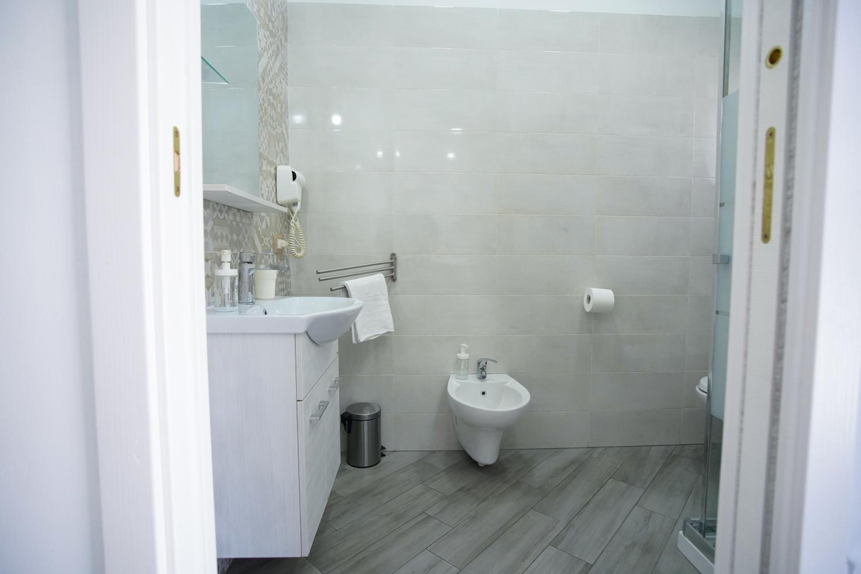 Quadruple Room with Private Bathroom - Photo 7