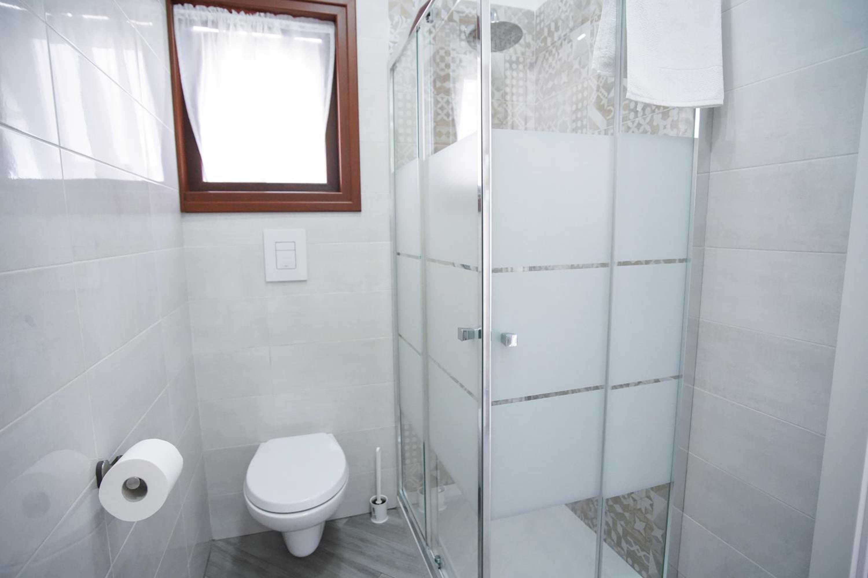 Quadruple Room with Private Bathroom - Photo 6